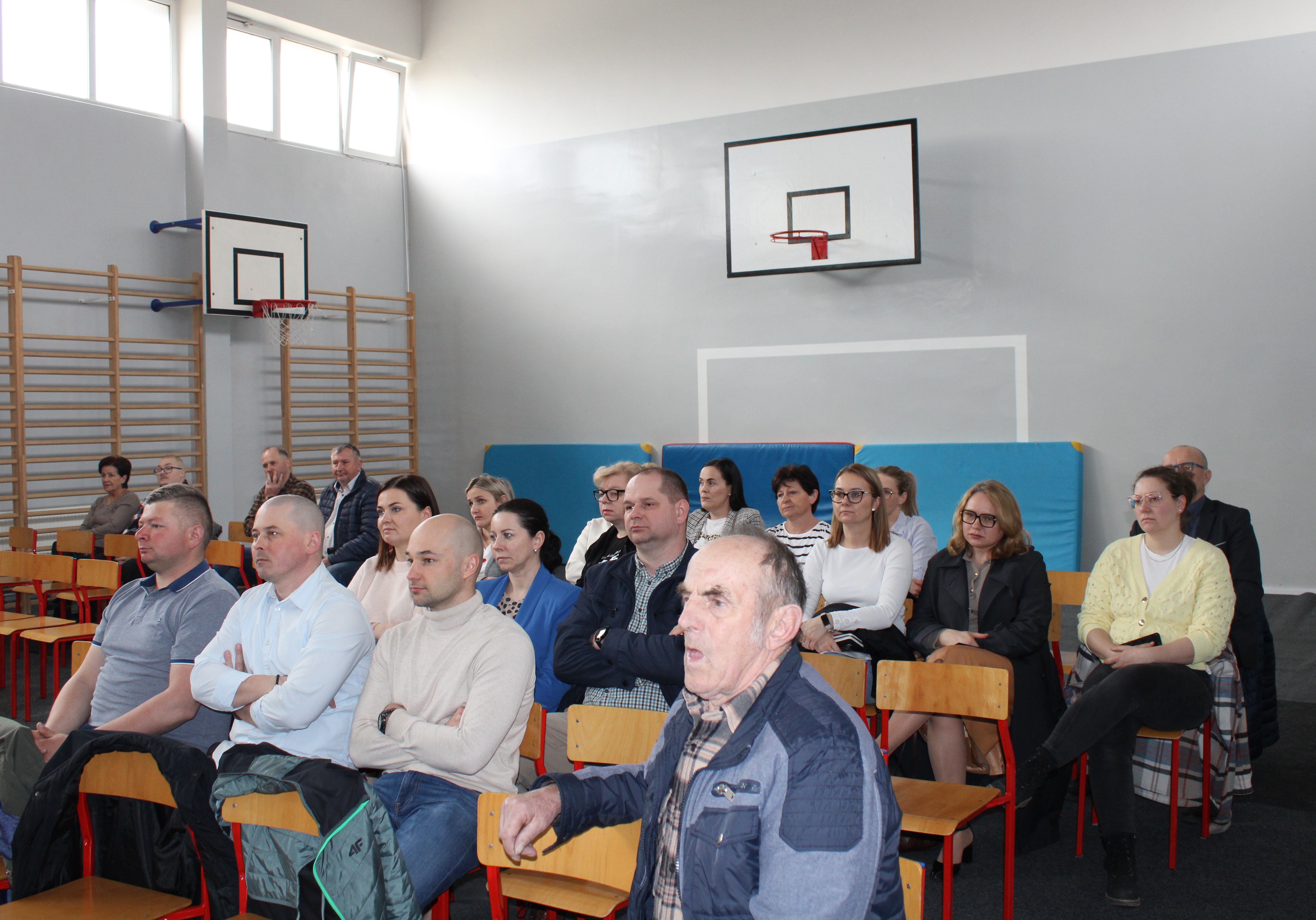 Zebrani mieszkańcy siedzący na&nbsp;krzesłach