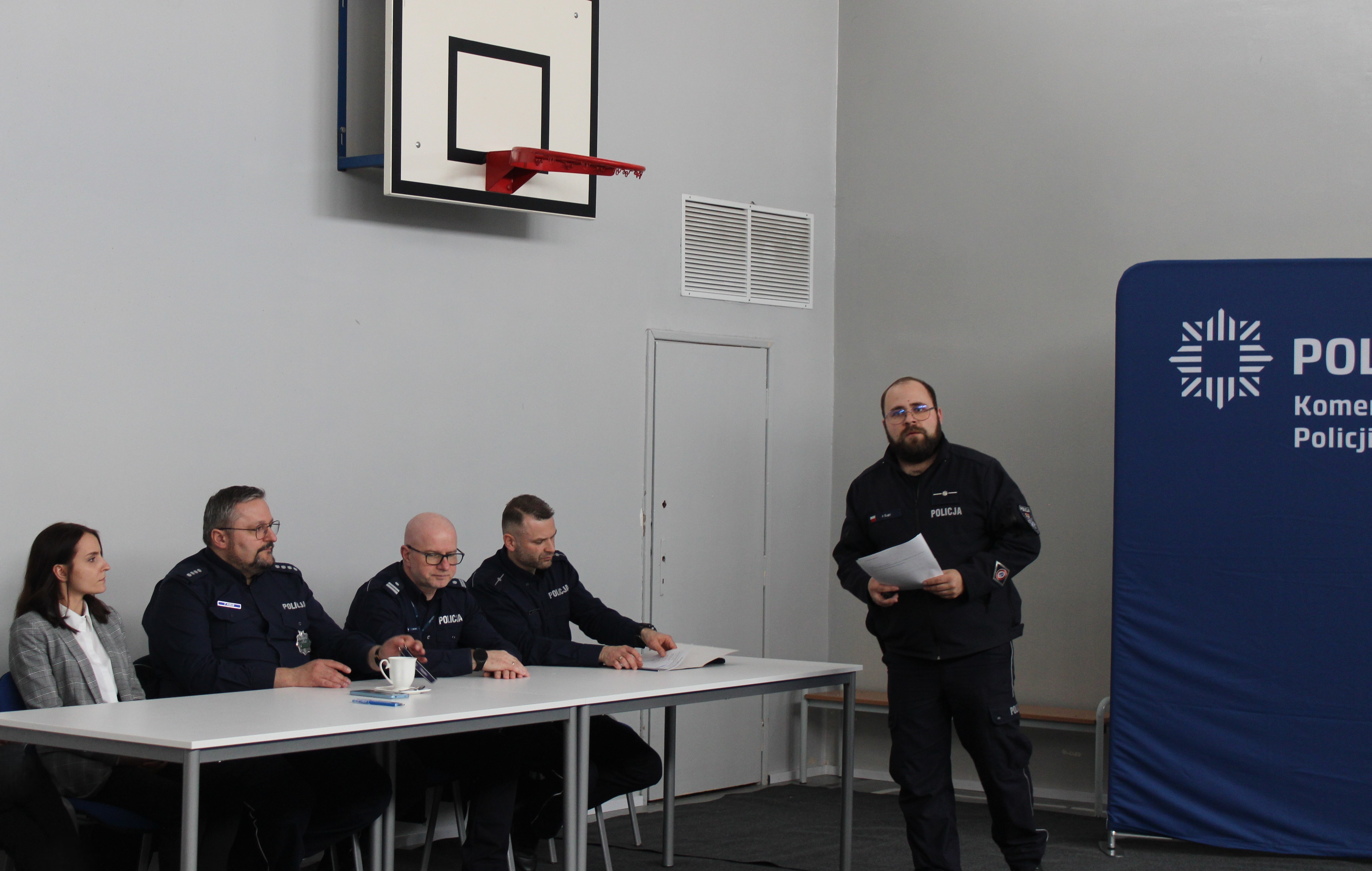 Policjanci w&nbsp;mundurach siedzący przy stole