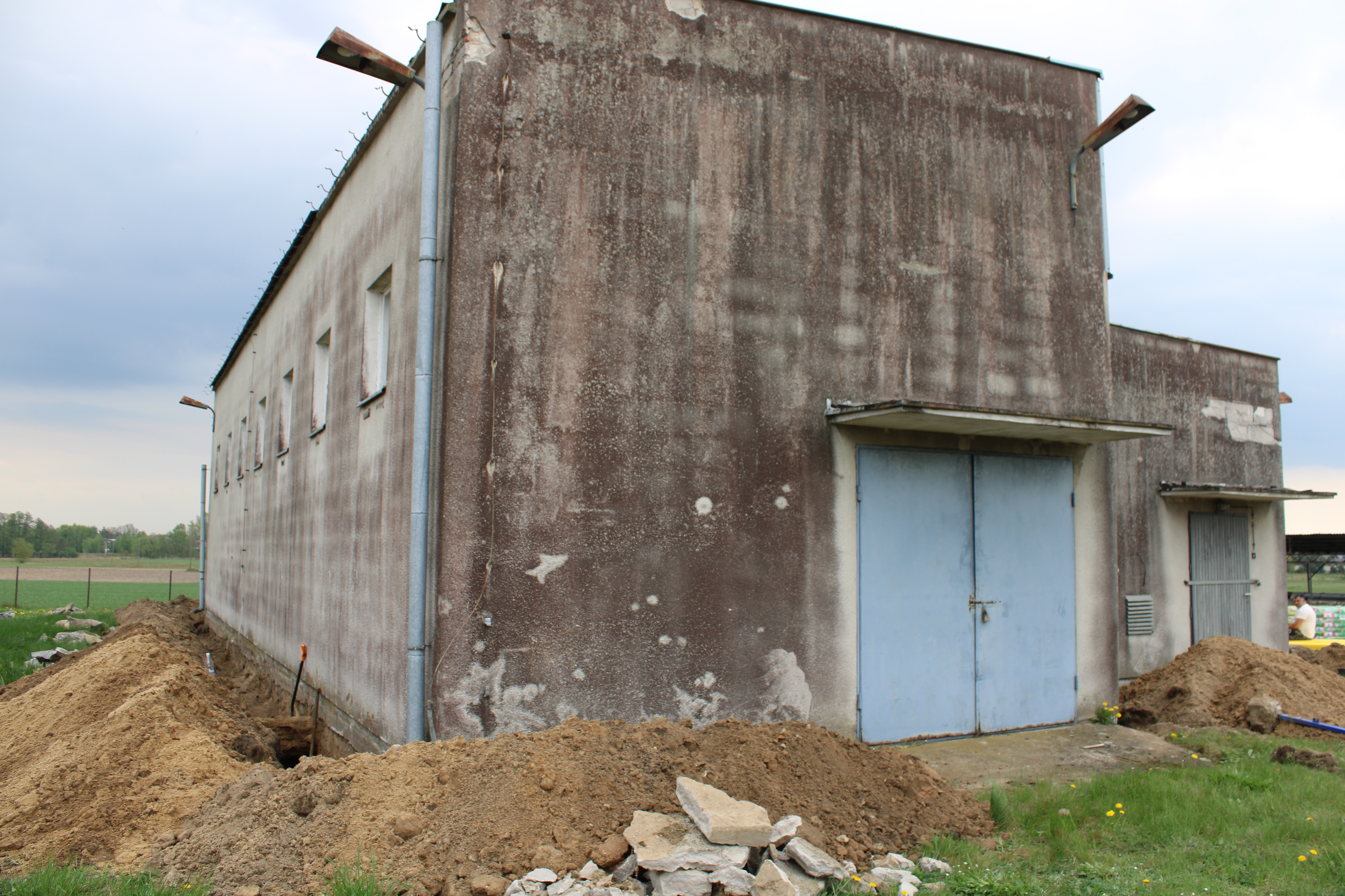 Budynek z&nbsp;podkopywanym fundamentami, obok piasek