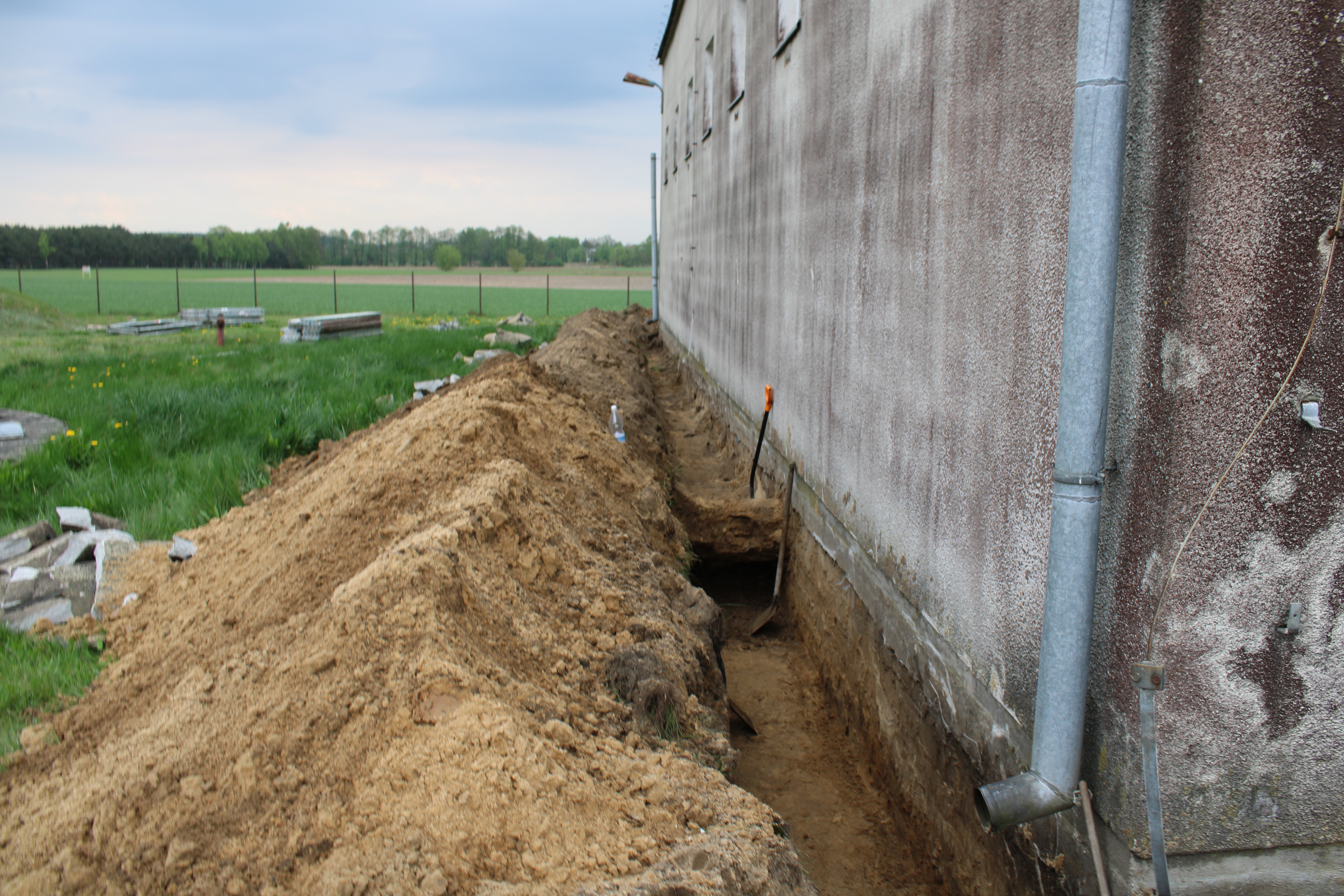 Podkopywane fundamenty przy budynku