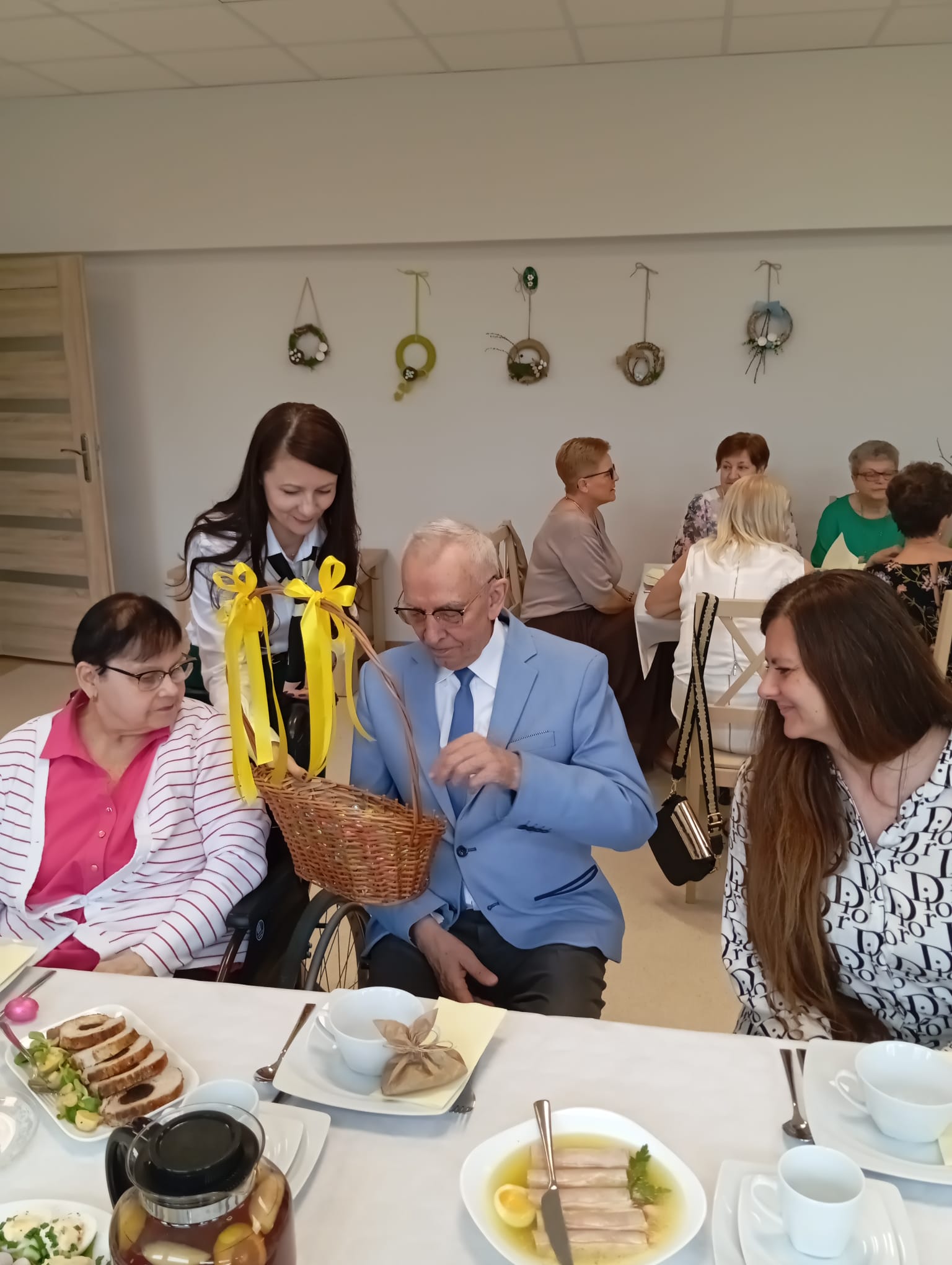 Pani z koszykiem z żółtymi wstążkami częstuję słodkościami