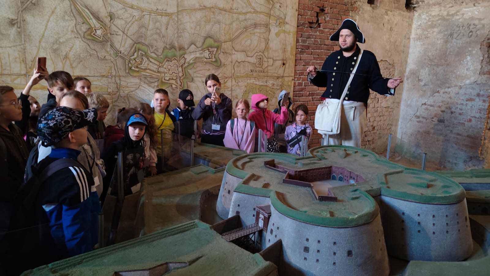 Dzieci przy makiecie Srebrnej G&oacute;ry