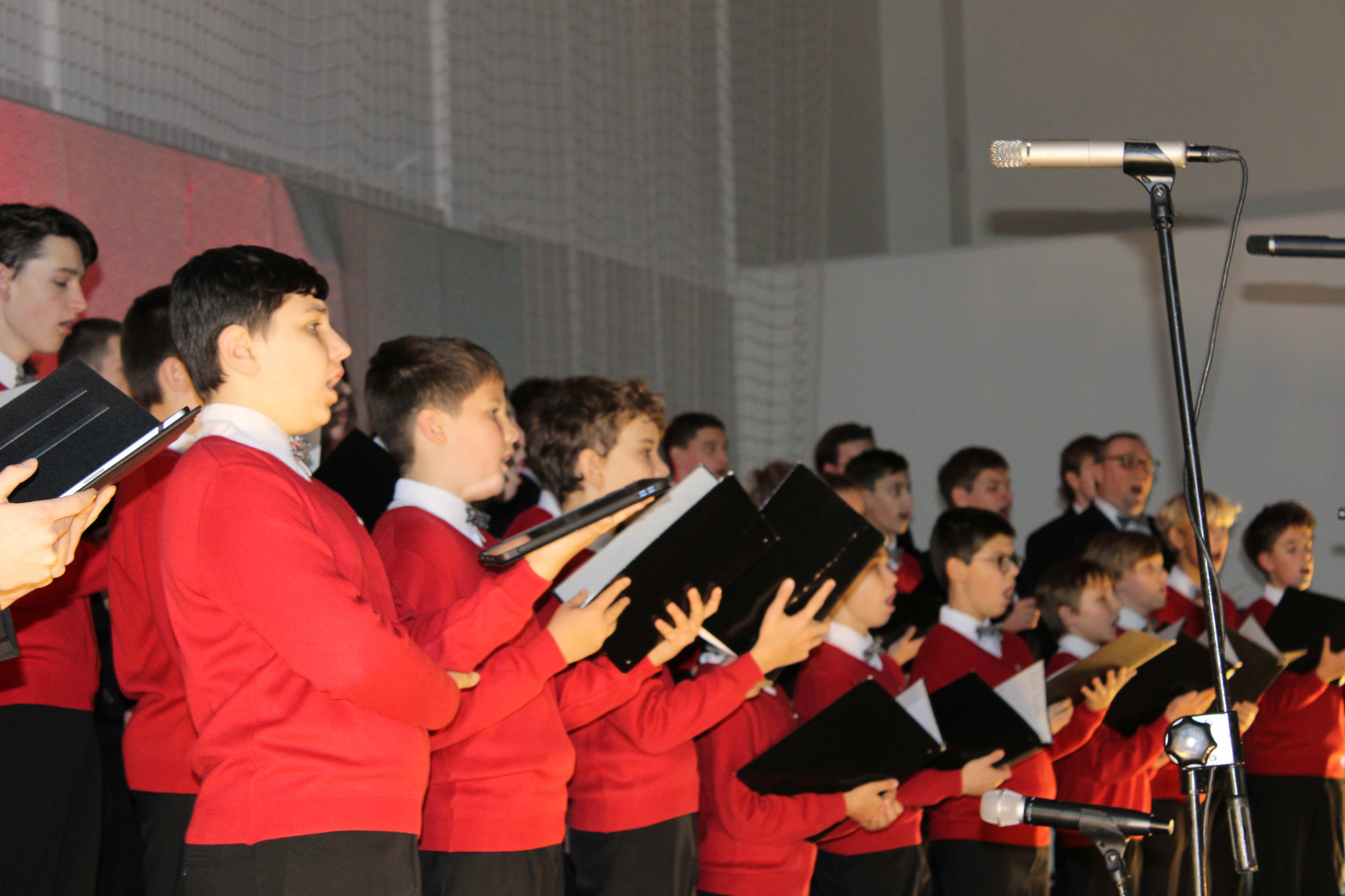 Występ ch&oacute;r, chłopcy w&nbsp;czerwonych sweterkach