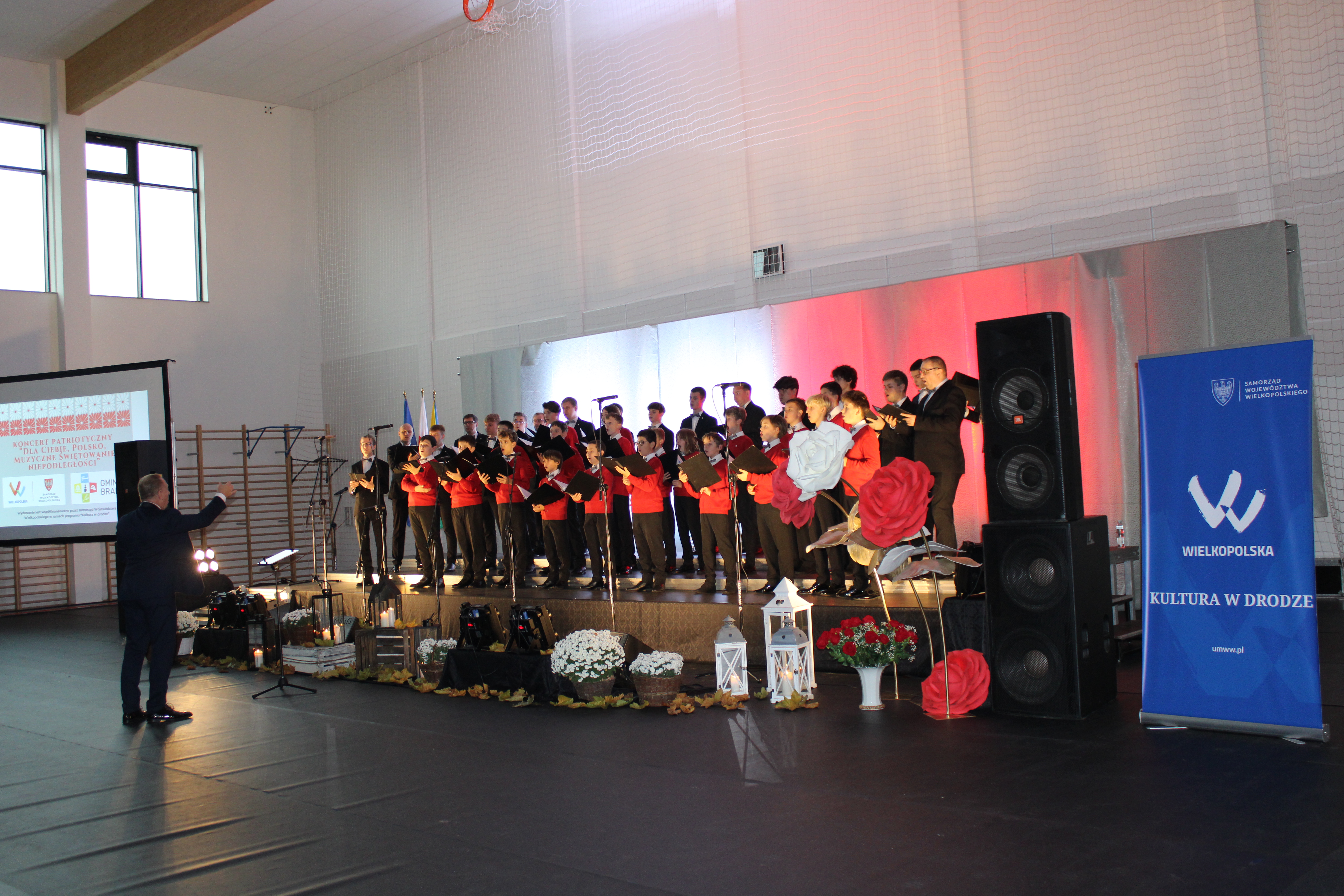 Występ ch&oacute;ru chłopięcego