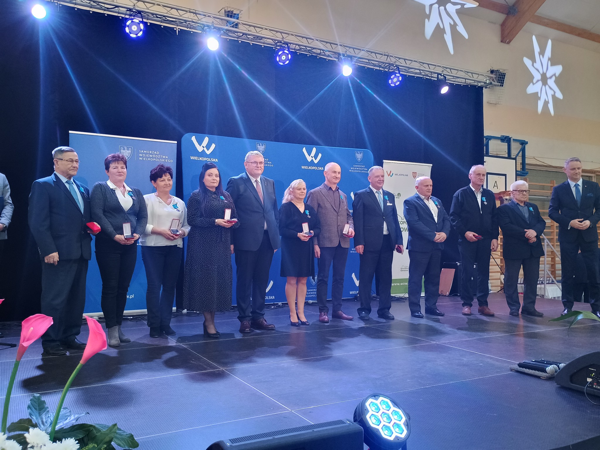 Na scenie odznaczeni medalami za Zasłużeni dla Wojew&oacute;dztwa Wielkopolskiego