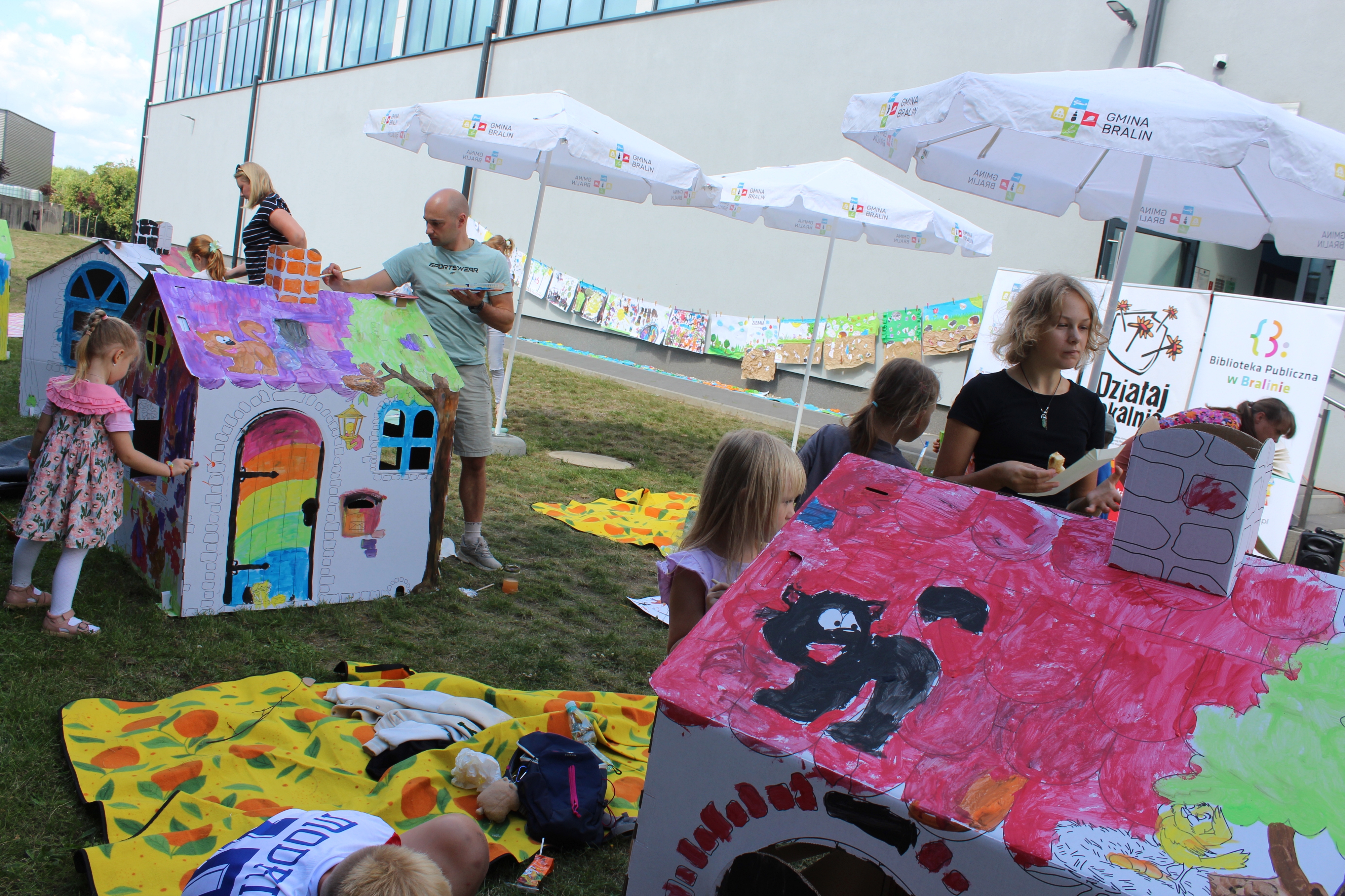 Dzieci malują domki kartonowe