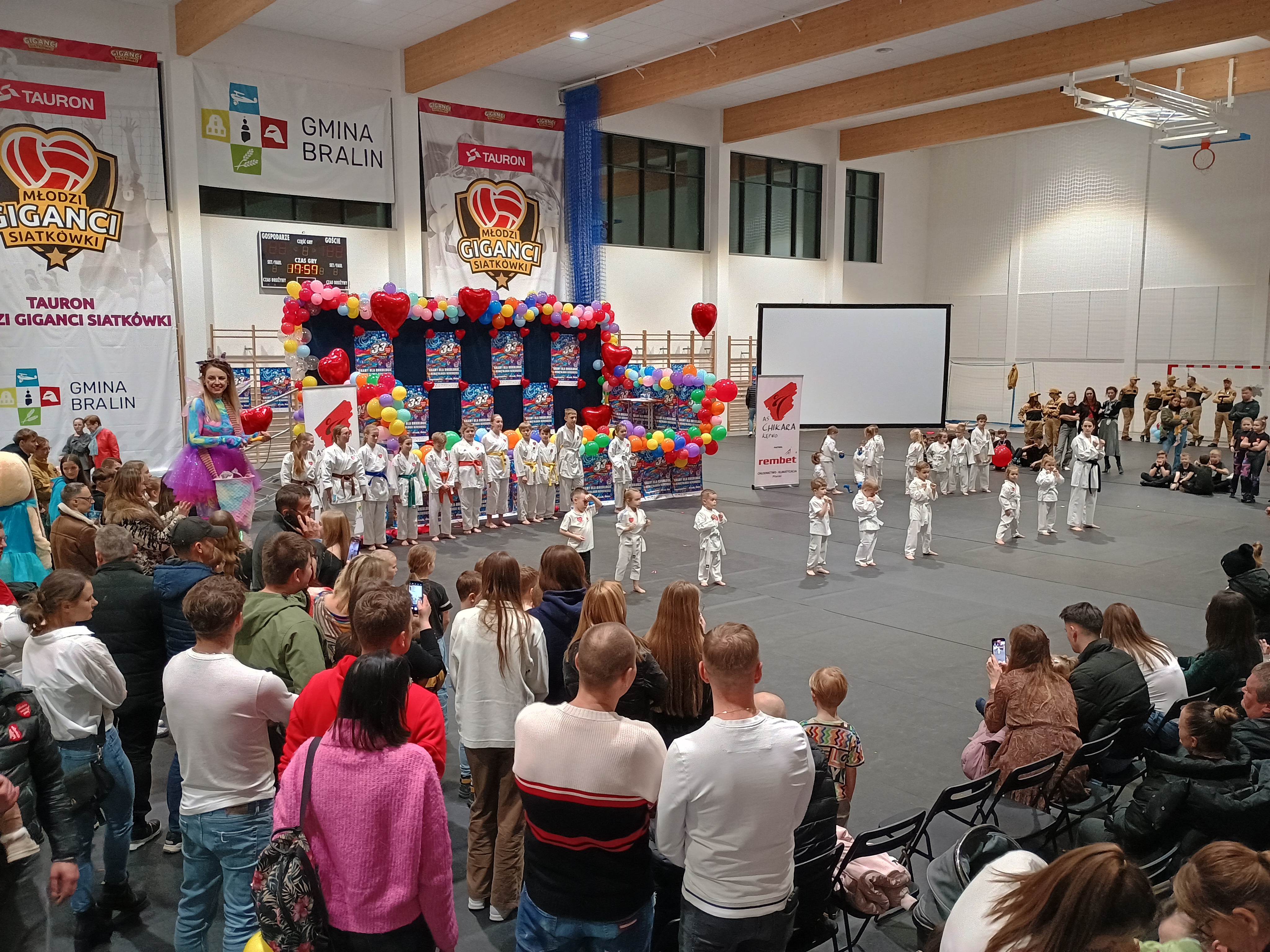Pokaz karate na&nbsp;WOŚP, wok&oacute;ł ludzie