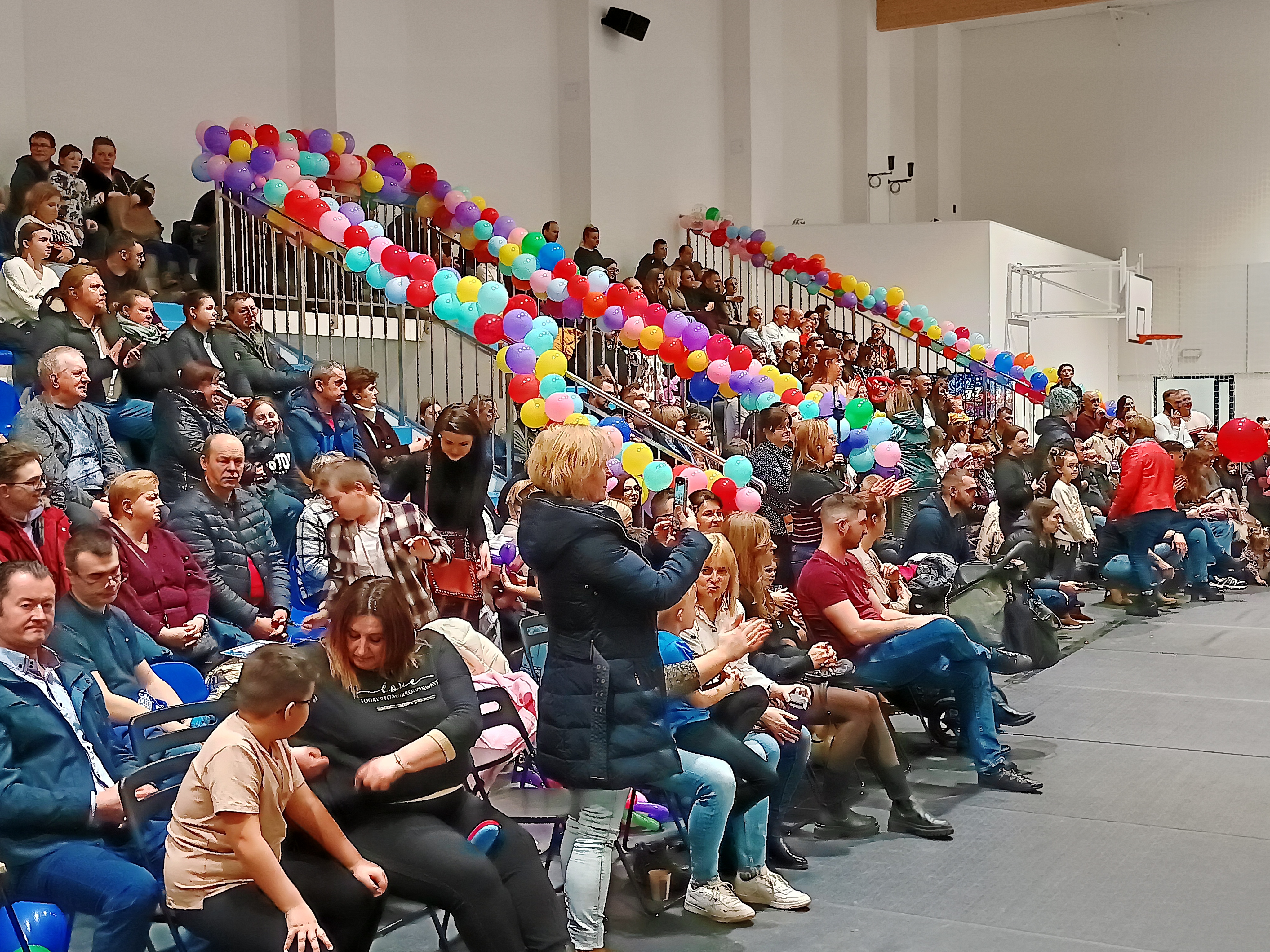 Zebrani na&nbsp;trybunach, kolorowe balony na&nbsp;poręczach