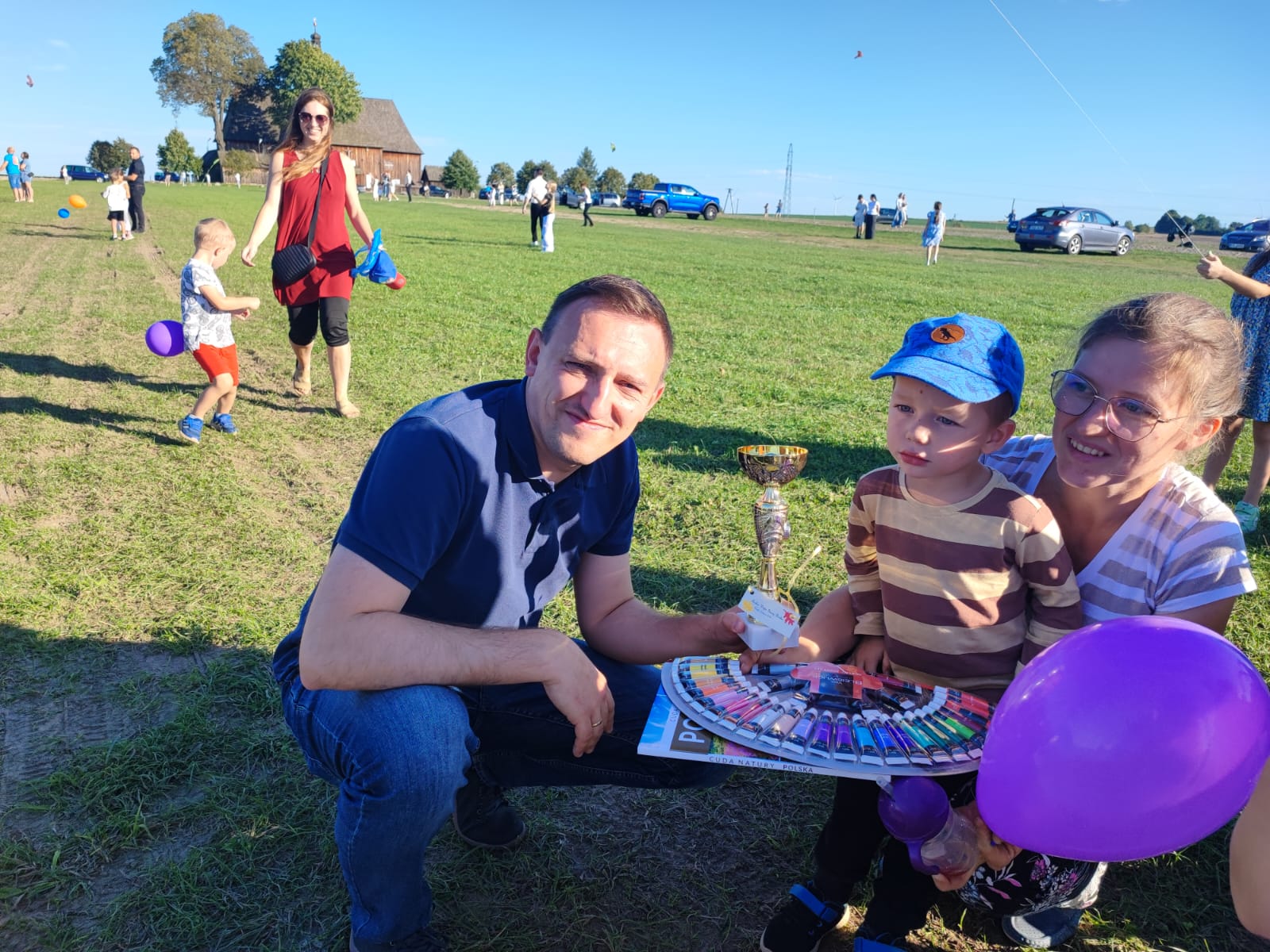 W&oacute;jt wręcza puchar małemu chłopcu