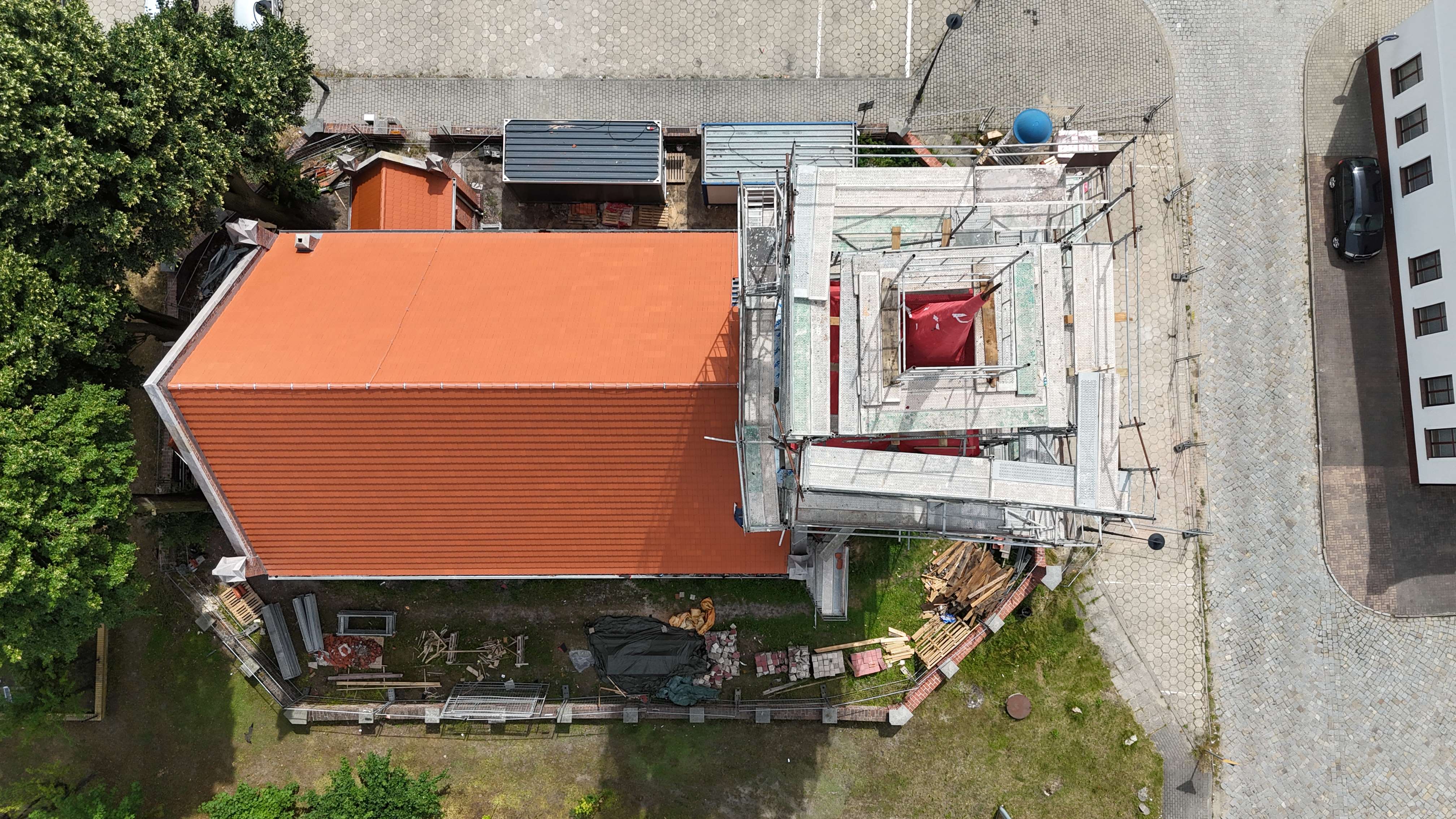 Dach kościoła z dachówki cegalstej