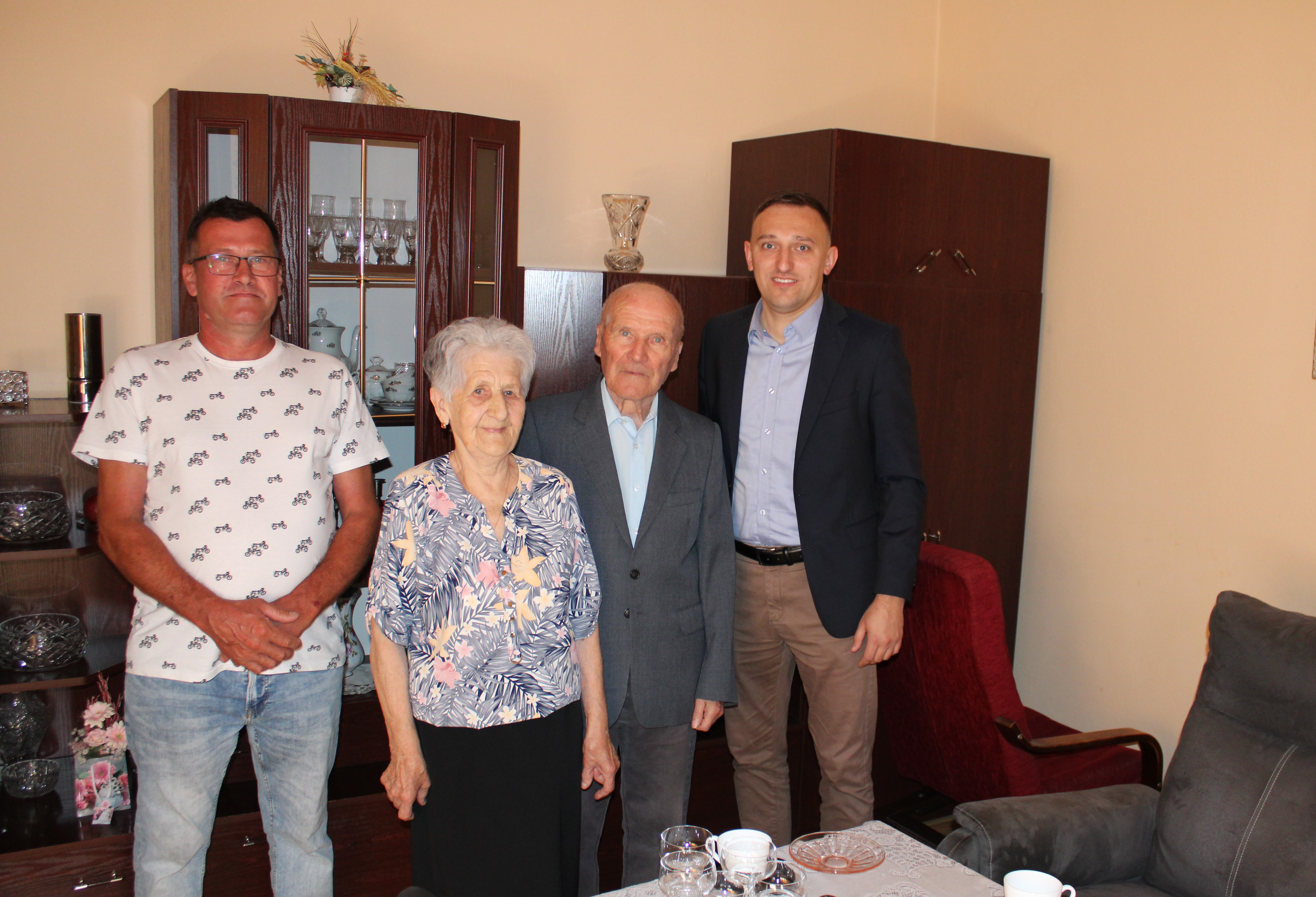 Od lewej stoi mężczyzna, pani i dwóch mężczyzn