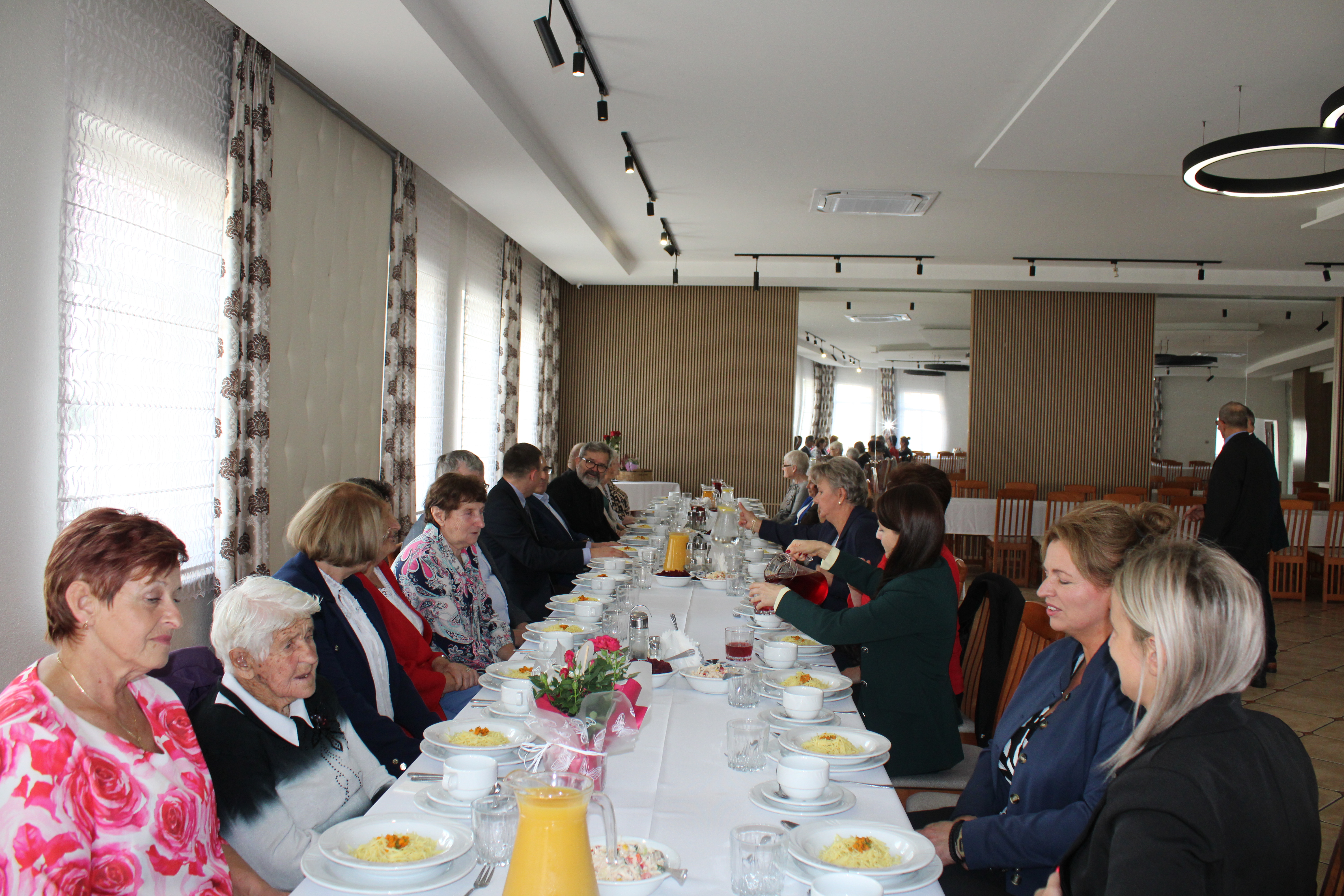 Wspólne spotkanie przy stole, dzień Seniora Chojęcin