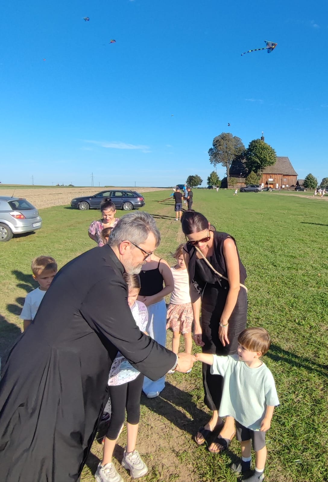 Ksiądz wręcza nagrody podczas Święta Latawca