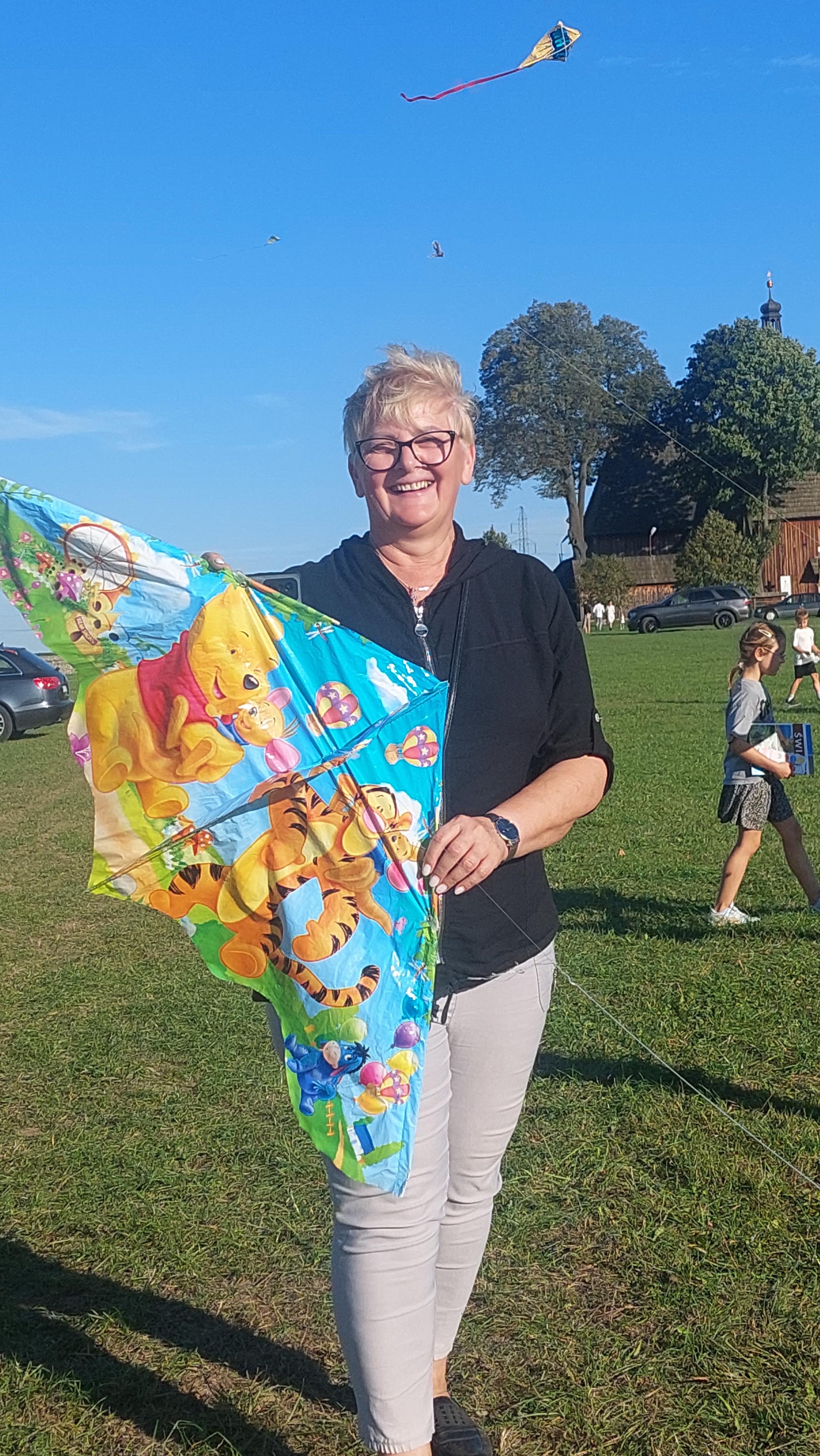 Pani z&nbsp;kolorowym latawcem na&nbsp;tle P&oacute;lka