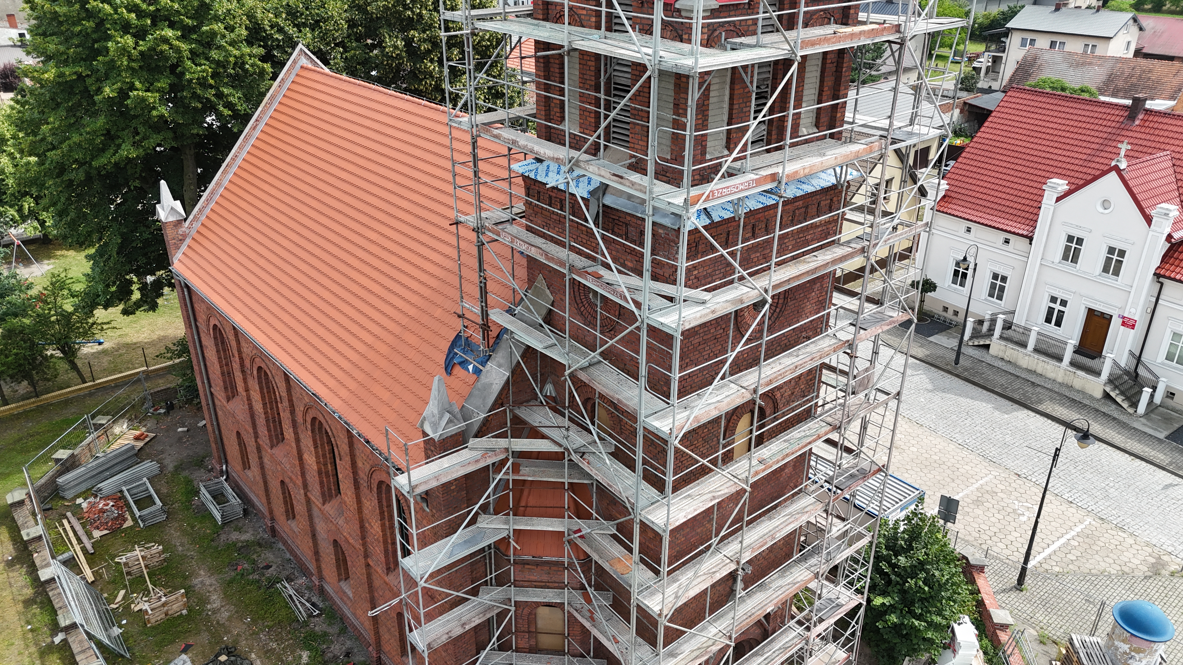 Kościół poewangelicki w Bralinie z rusztowaniami