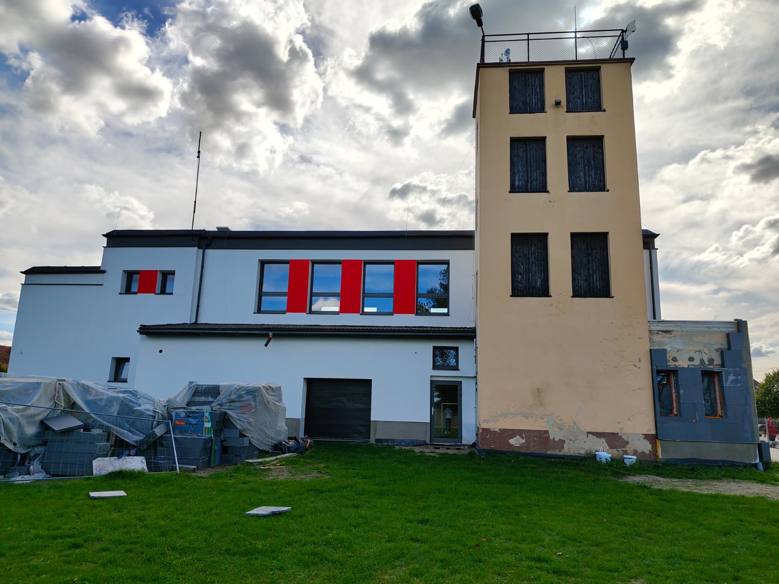 Budynek OSP w&nbsp;Bralinie w&nbsp;remoncie, zmiana elewacji