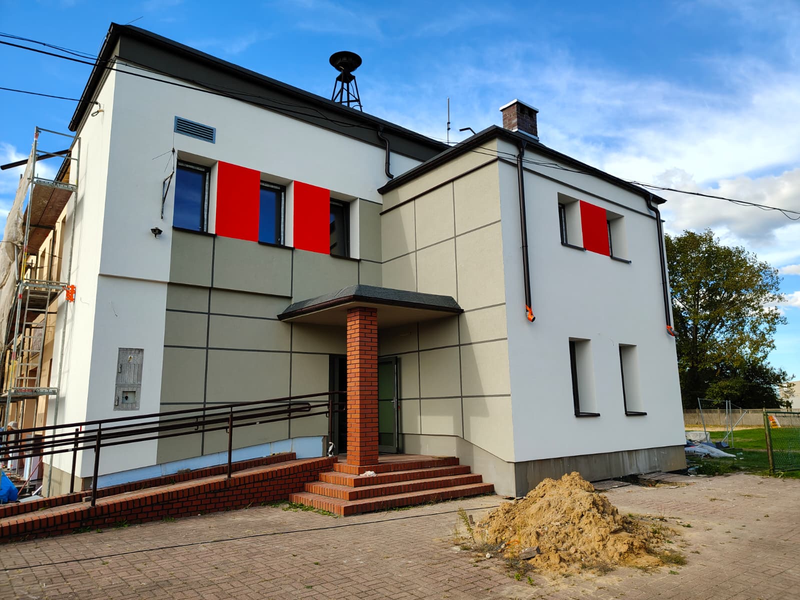 Budynek świetlicy w&nbsp;Bralinie w&nbsp;nowej elewacji 
