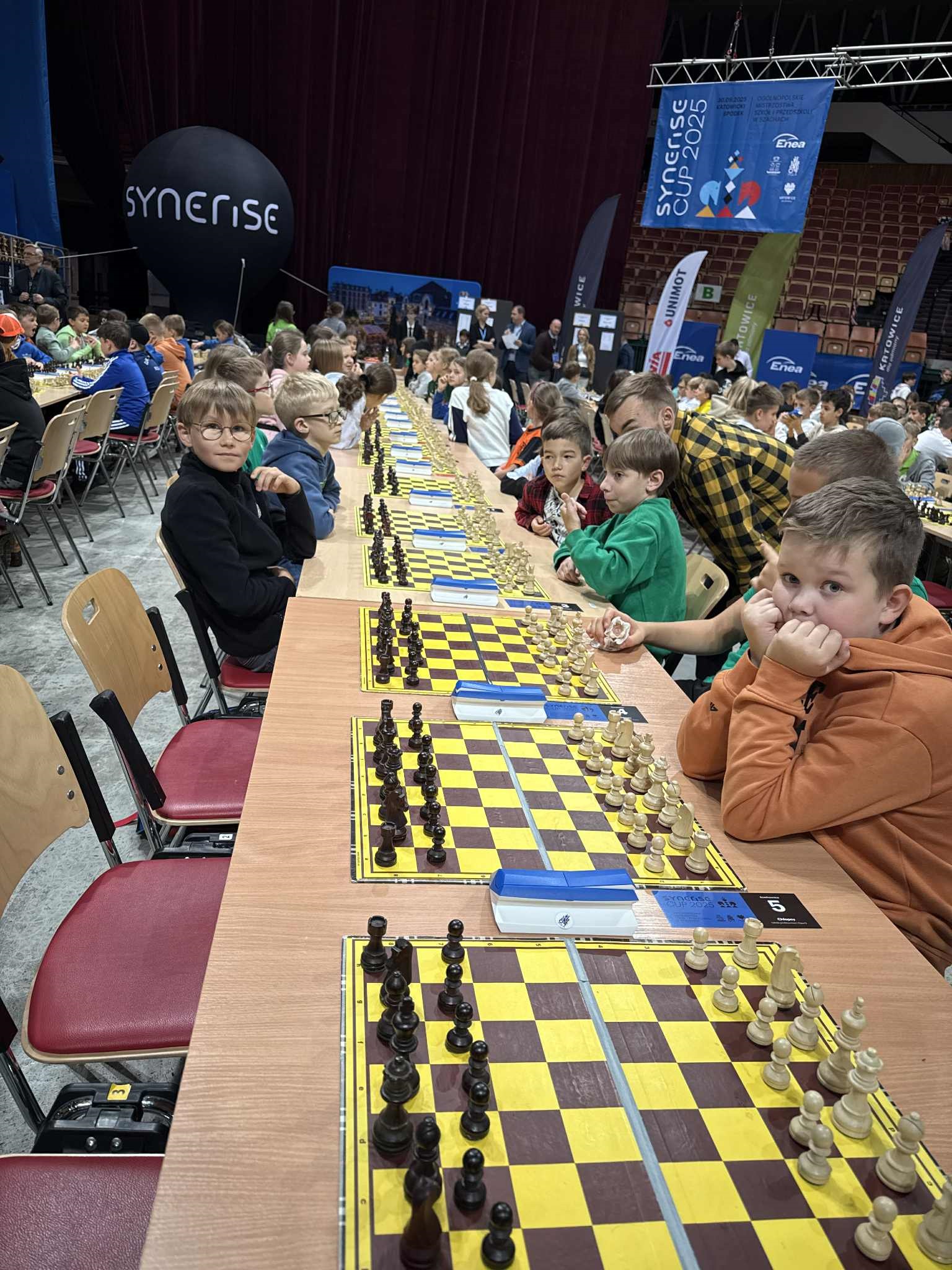 Chłopiec w&nbsp;czarnej bluzie podczas turnieju szachowego