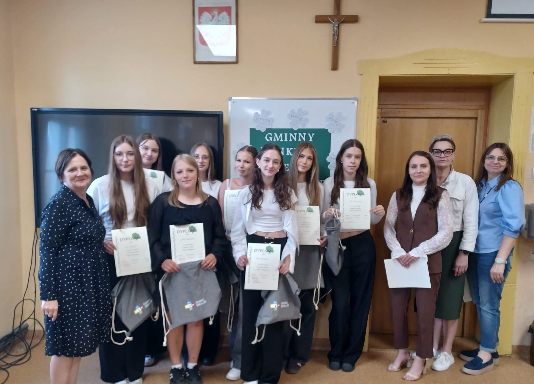 Laureaci konkursu ekologicznego z&nbsp;dyplomami i&nbsp;nagrodami