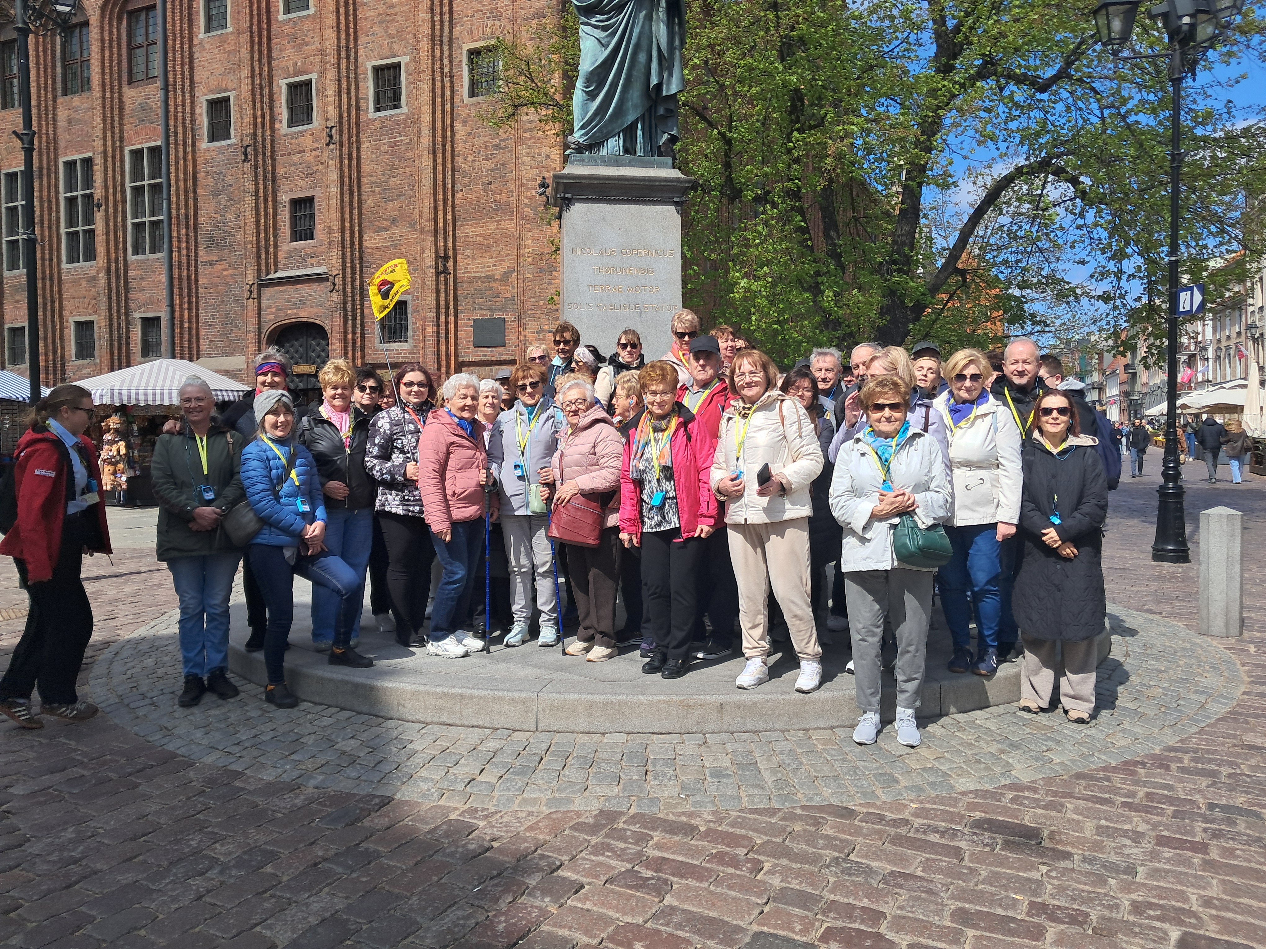 Toruń, zdjęcie grupowe pod pomnikiem Kopernika