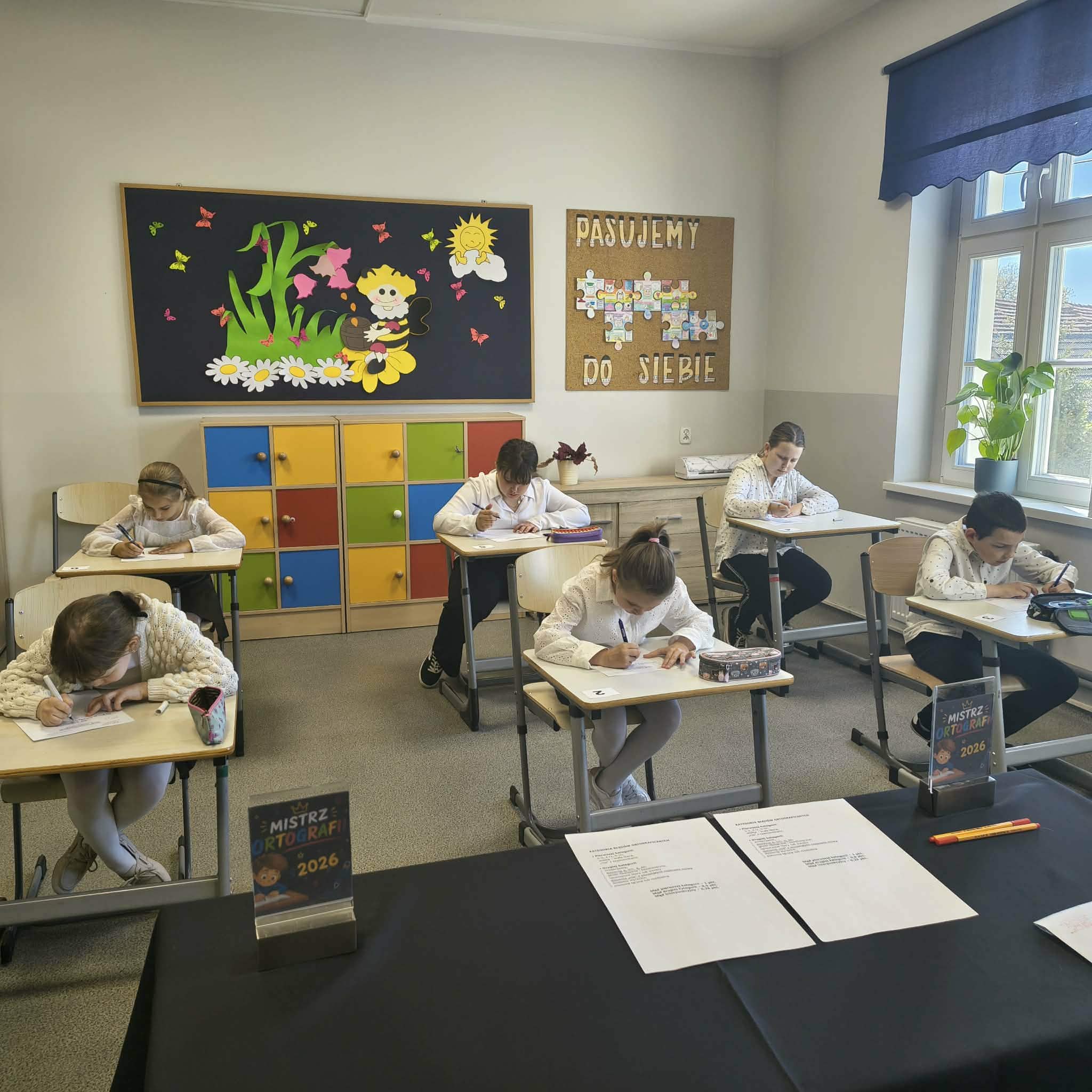 Podczas pisania konkursu, uczestnicy przy stolikach