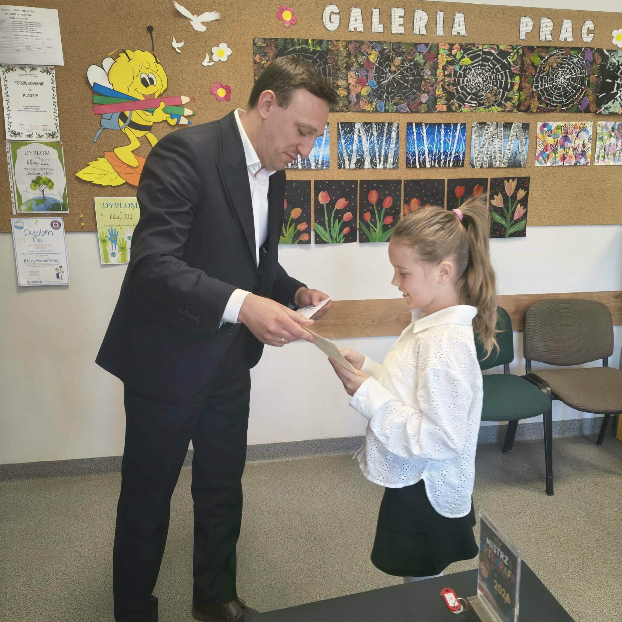 W&oacute;jt wręcza nagrodę laureatce
