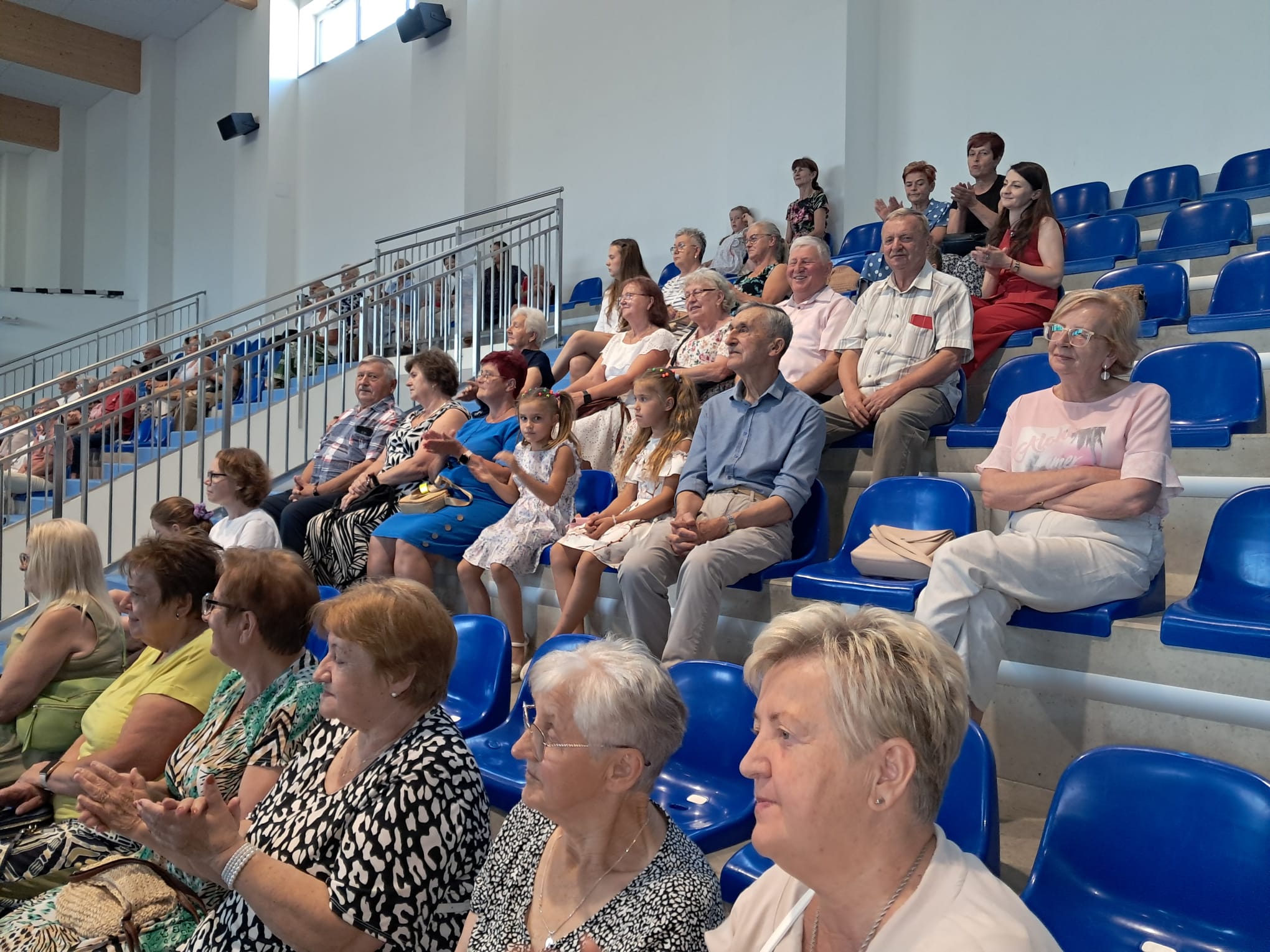 Publiczność w&nbsp;haki sortowej podczas Operetkowych Ekspres&oacute;w w&nbsp;Bralinie