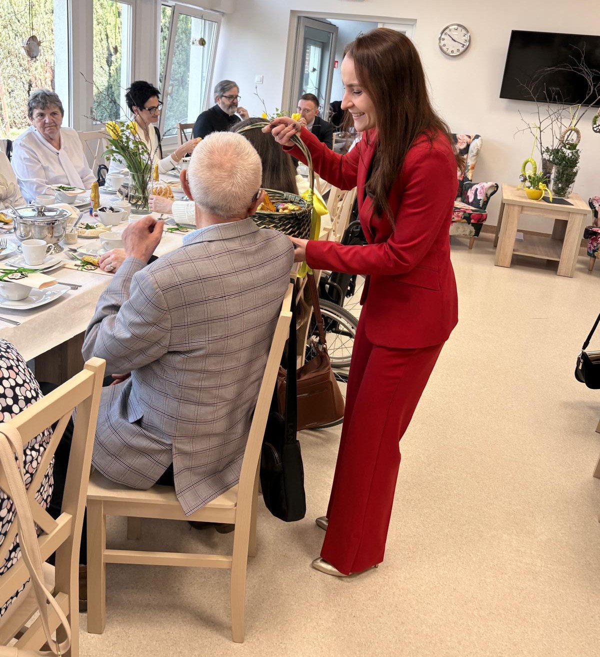 Pani zastępca w&oacute;jta częstuje seniorki