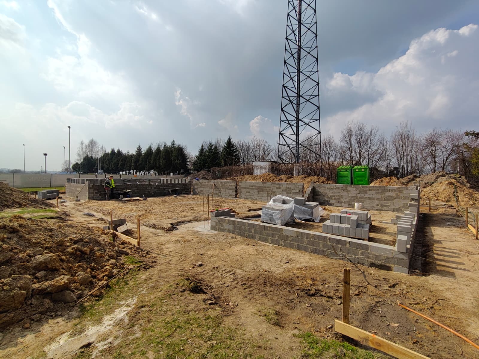 Wybudowane fundamenty pod scenę