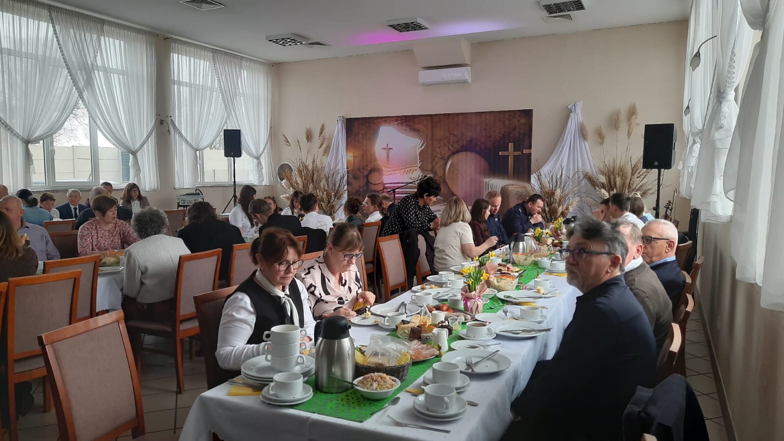 Śniadanie wielkanocne w&nbsp;Mnichowicach, mieszkańcy przy wsp&oacute;lnym stole