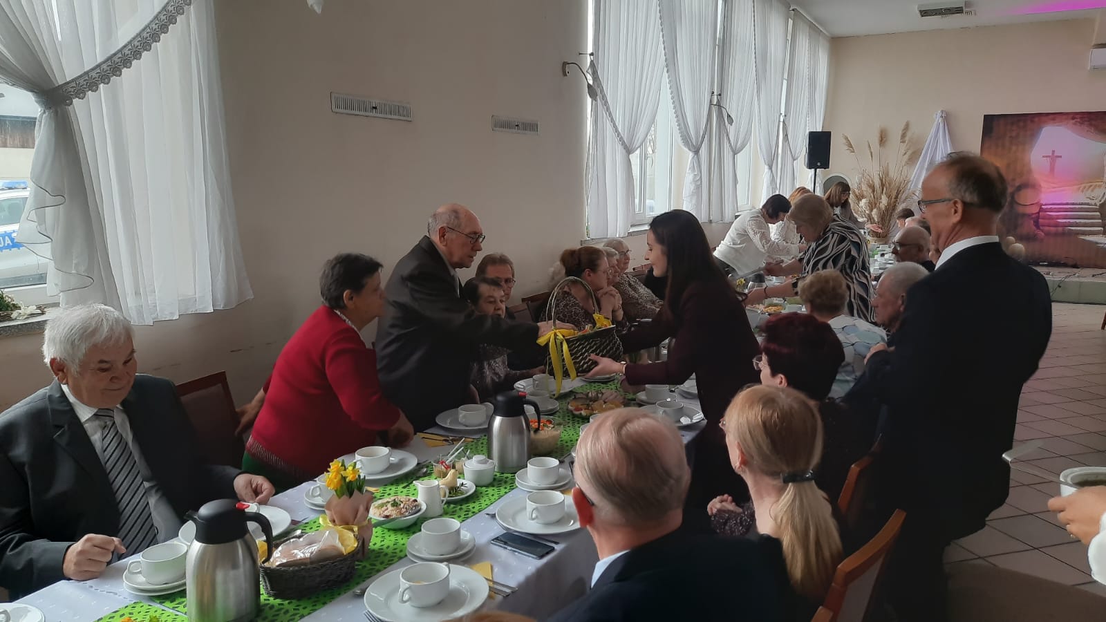 Śniadanie wielkanocne w&nbsp;Mnichowicach, mieszkańcy przy wsp&oacute;lnym stole