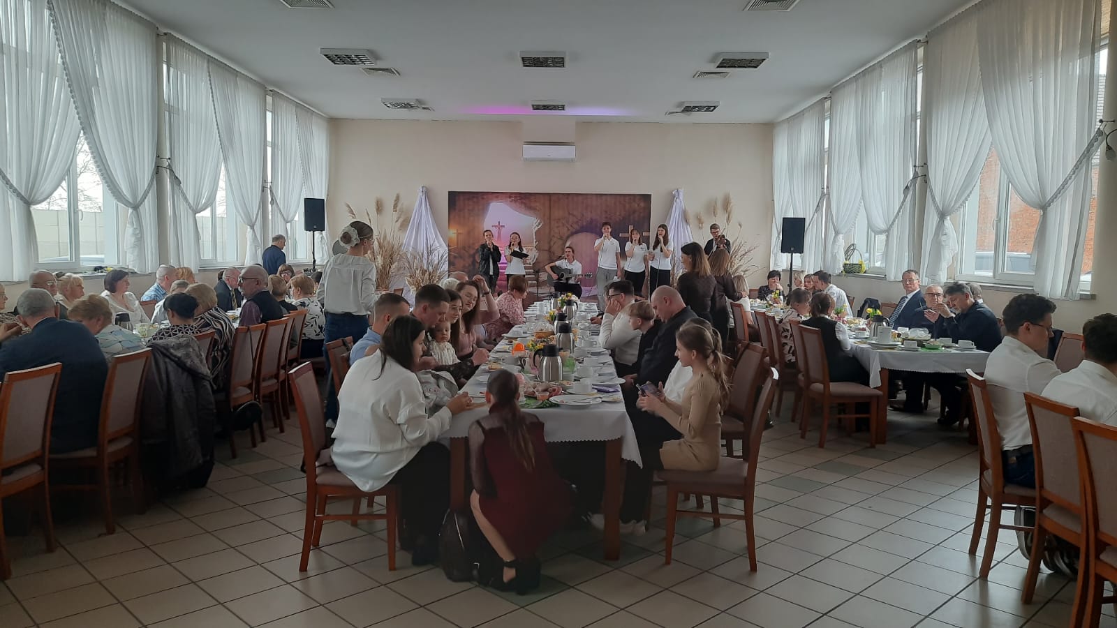 Śniadanie wielkanocne w&nbsp;Mnichowicach, mieszkańcy przy wsp&oacute;lnym stole