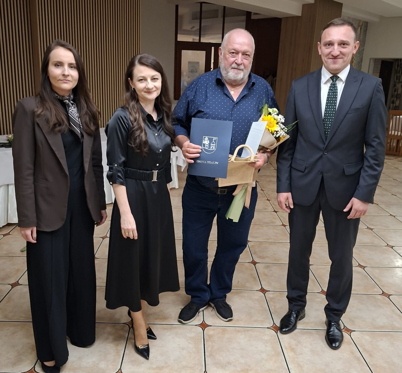 Marian Sm&oacute;łka z&nbsp;w&oacute;jtem Gminy Bralin Karolem Wanzek, zastepcą Magdaleną Iwan, sekretarz Ewelina Pieles