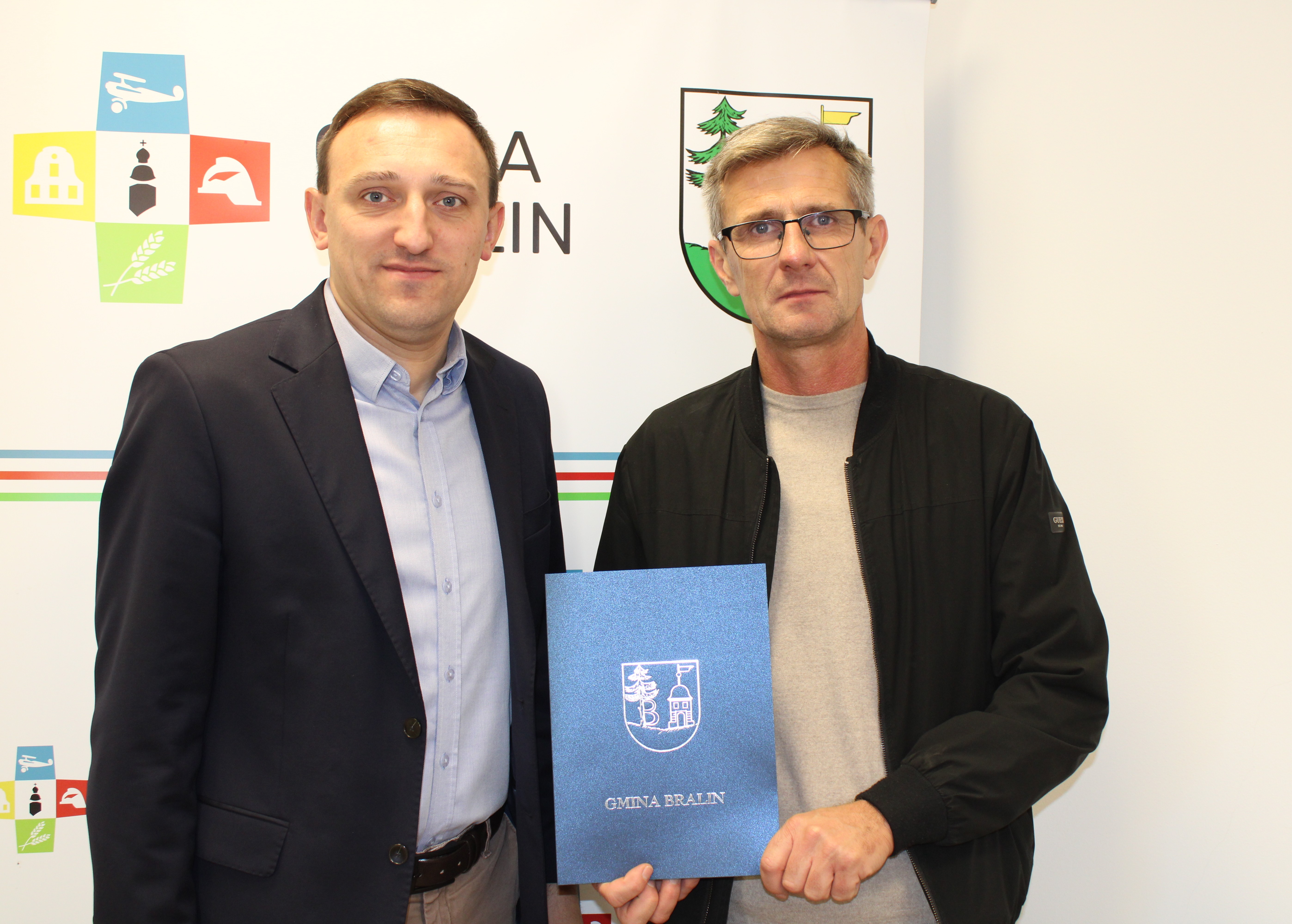 Podpisanie umowy z&nbsp;wykonawcą- w&oacute;jt Gminy Bralin Karol Wanzek i&nbsp;Daniel Heising