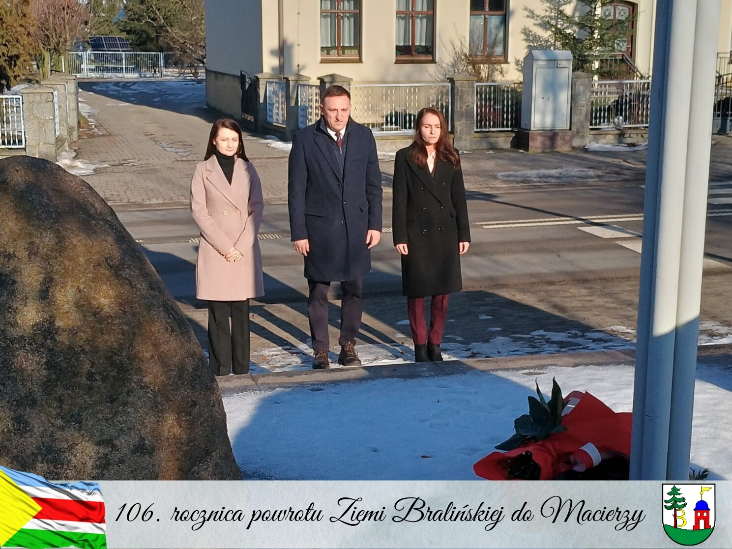 Powr&oacute;t do macierzy, złożenie kwiat&oacute;w pod pomnikiem w&nbsp;Bralinie
