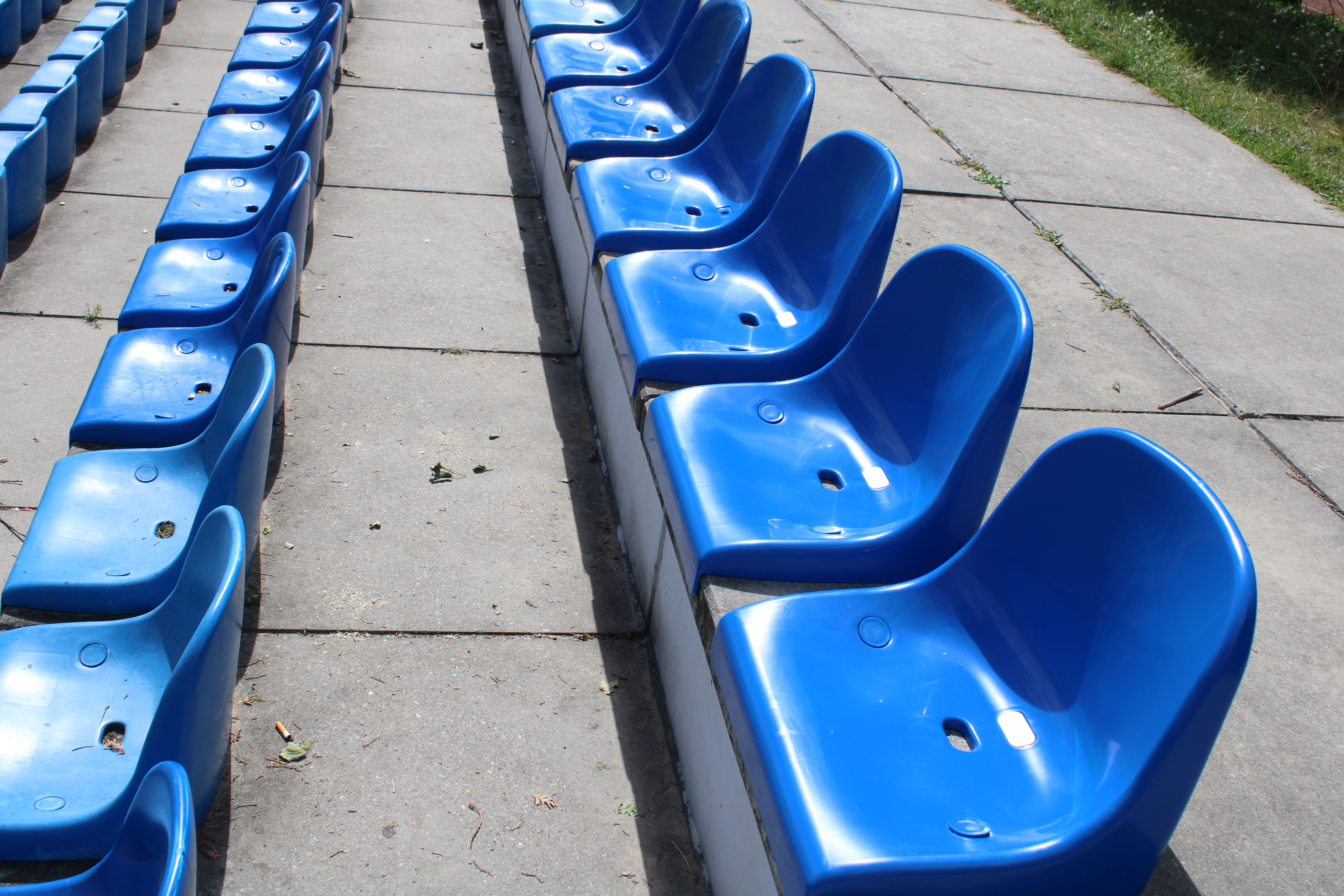 Nowe krzesła na&nbsp;trybunach na&nbsp;stadionie