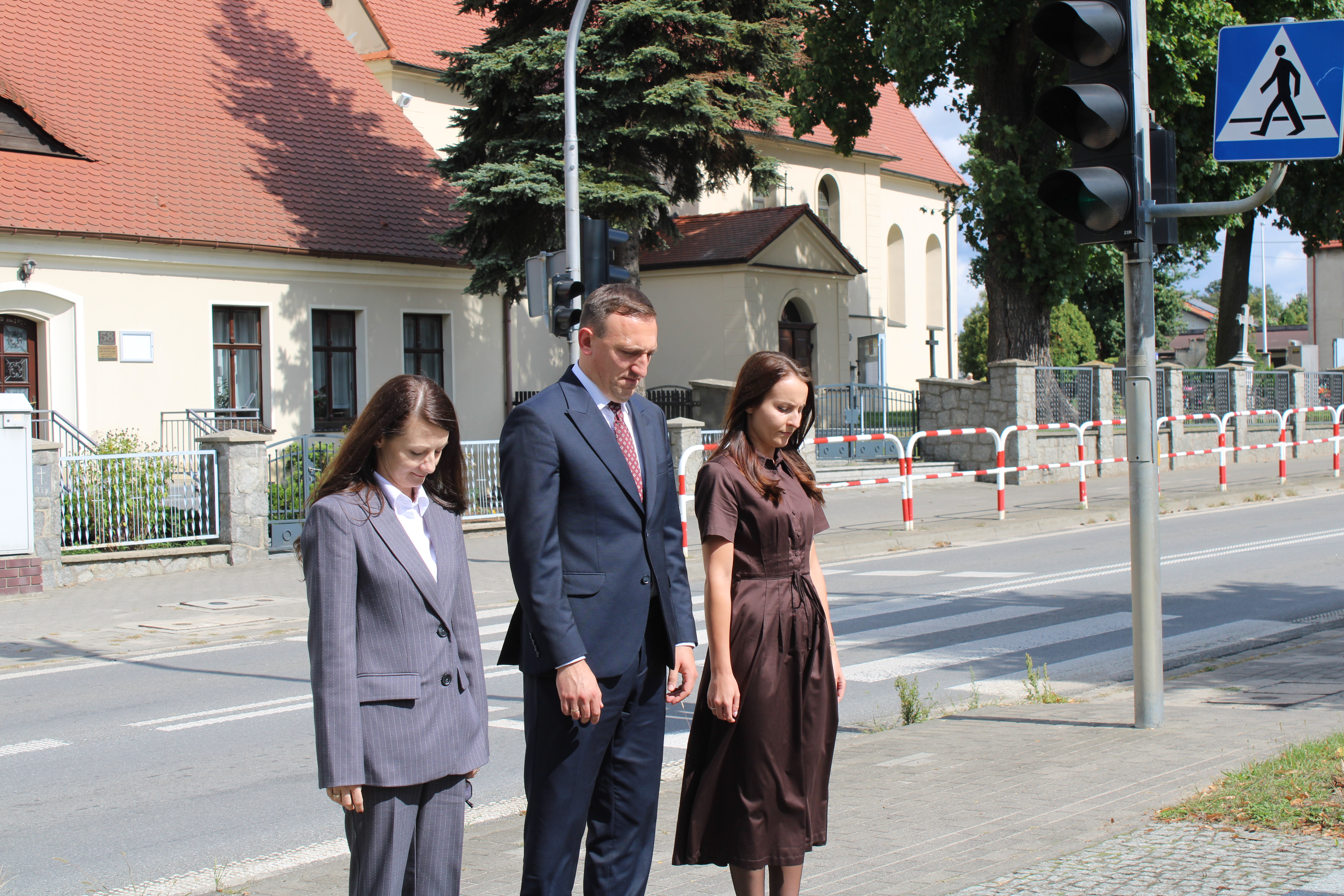 Złożenie kwiat&oacute;w pod Pomnikiem w&nbsp;Bralinie