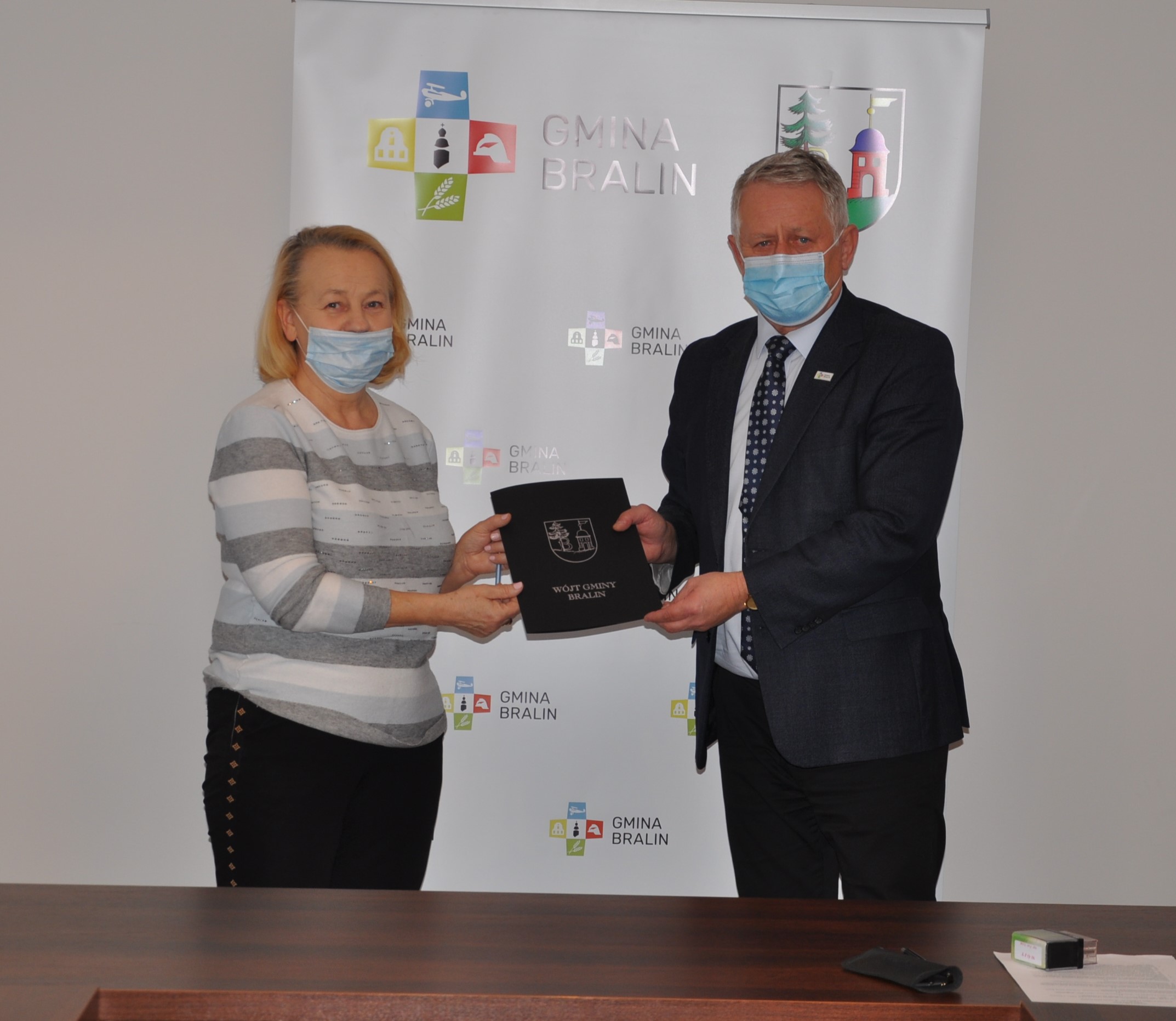 Podpisanie umowy z Partnerem Bralińskiej Karty Seniora Wójt gminy Bralin podpisał umowę z Elżbietą Bukowską - Partnerem Bralińskiej Karty Seniora