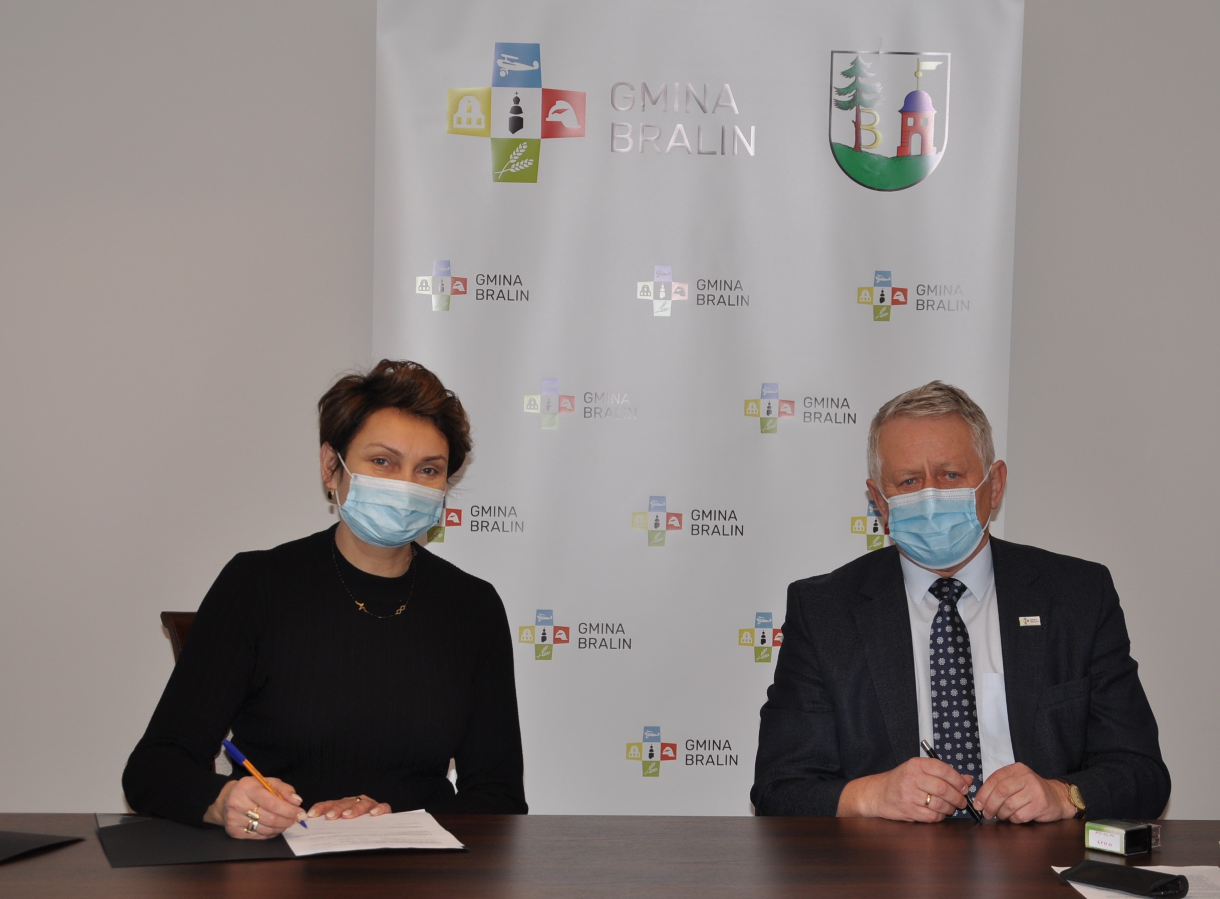 Podpisanie porozumienia z Partnerem Wójt gminy Bralin podpisał umowę z Piotrowiak - Partnerem Bralińskiej Karty Seniora