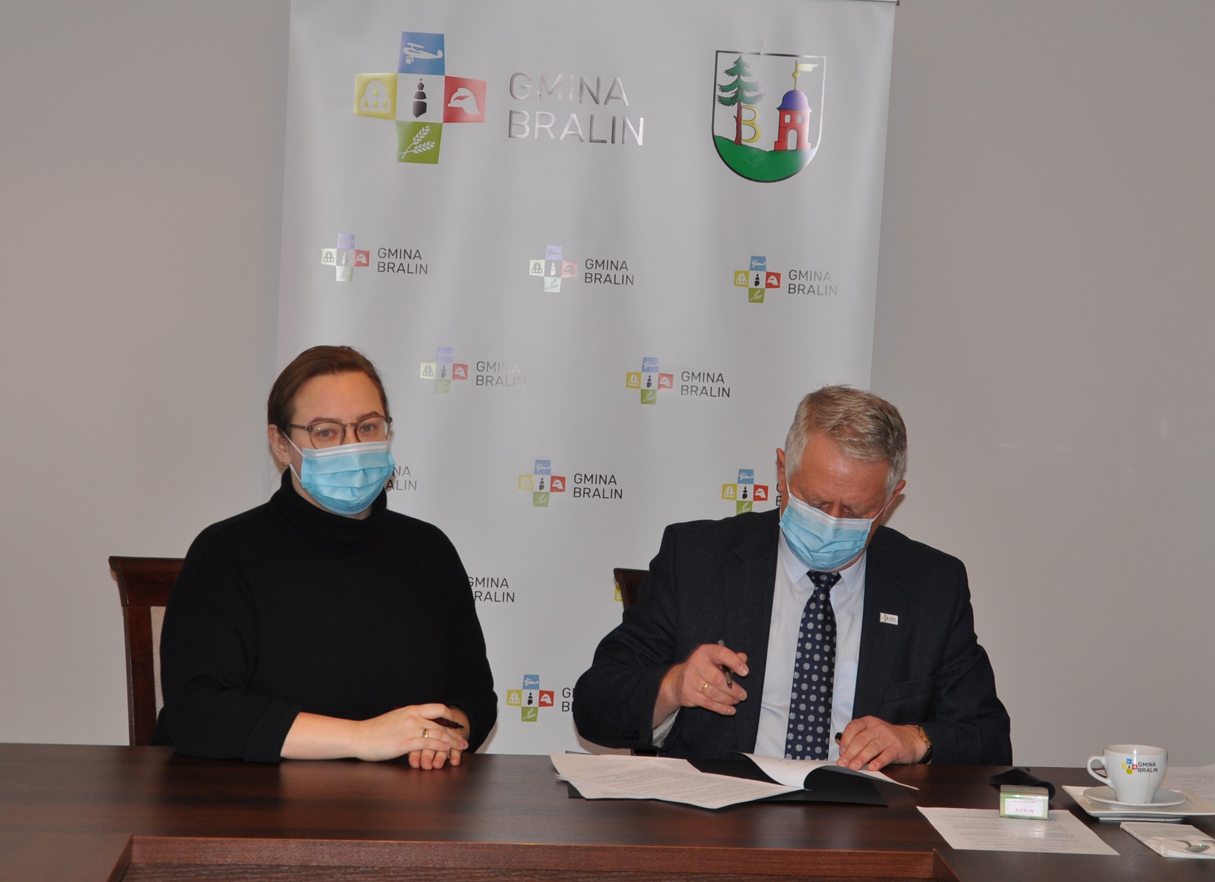 Podpisanie umowy z Partnerem Wójt gminy Bralin podpisał umowę z Anną Chrapek - Partnerem Bralińskiej Karty Seniora