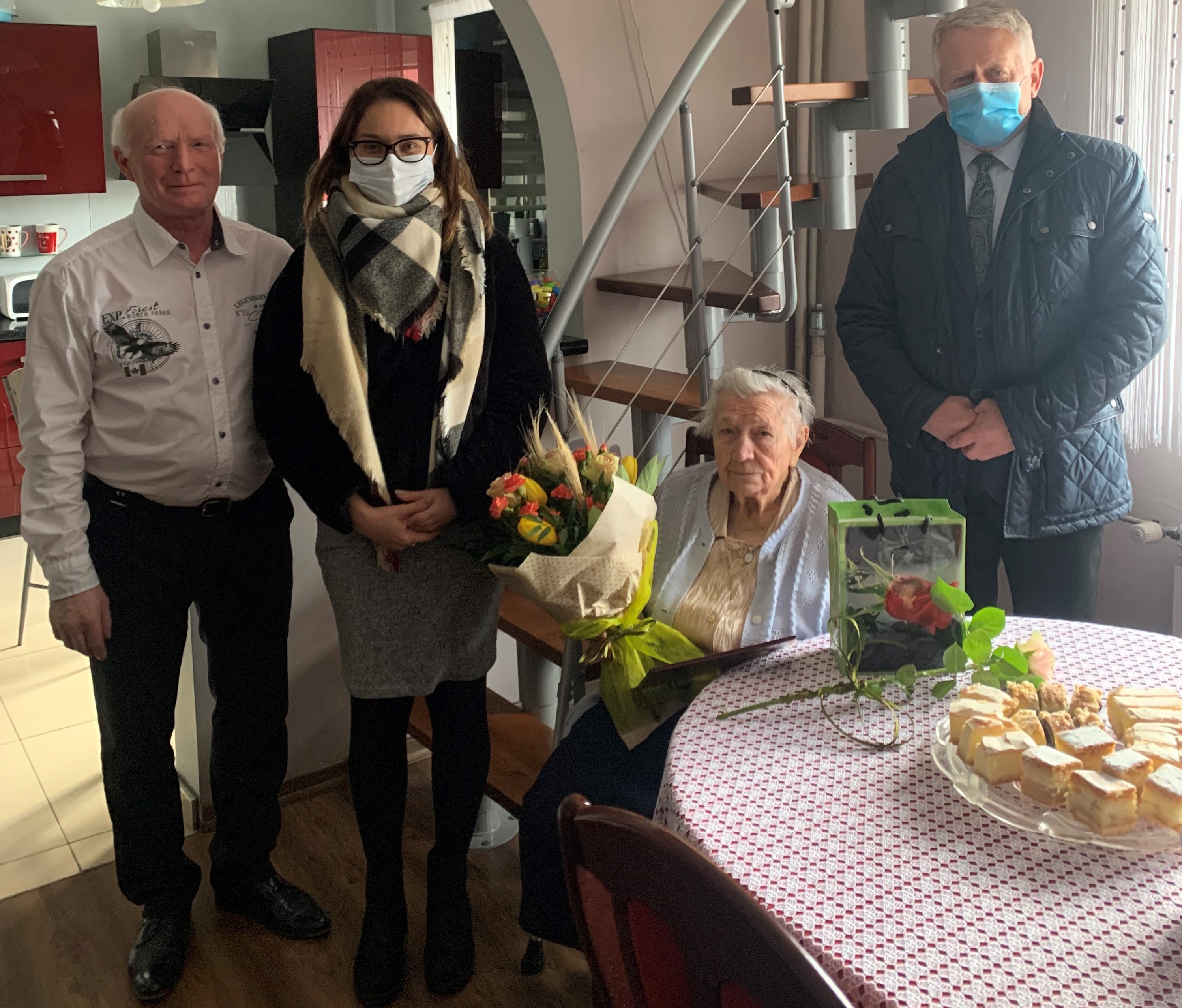 Obrazek przedstawia jubileusz mieszkanki gminy Bralin