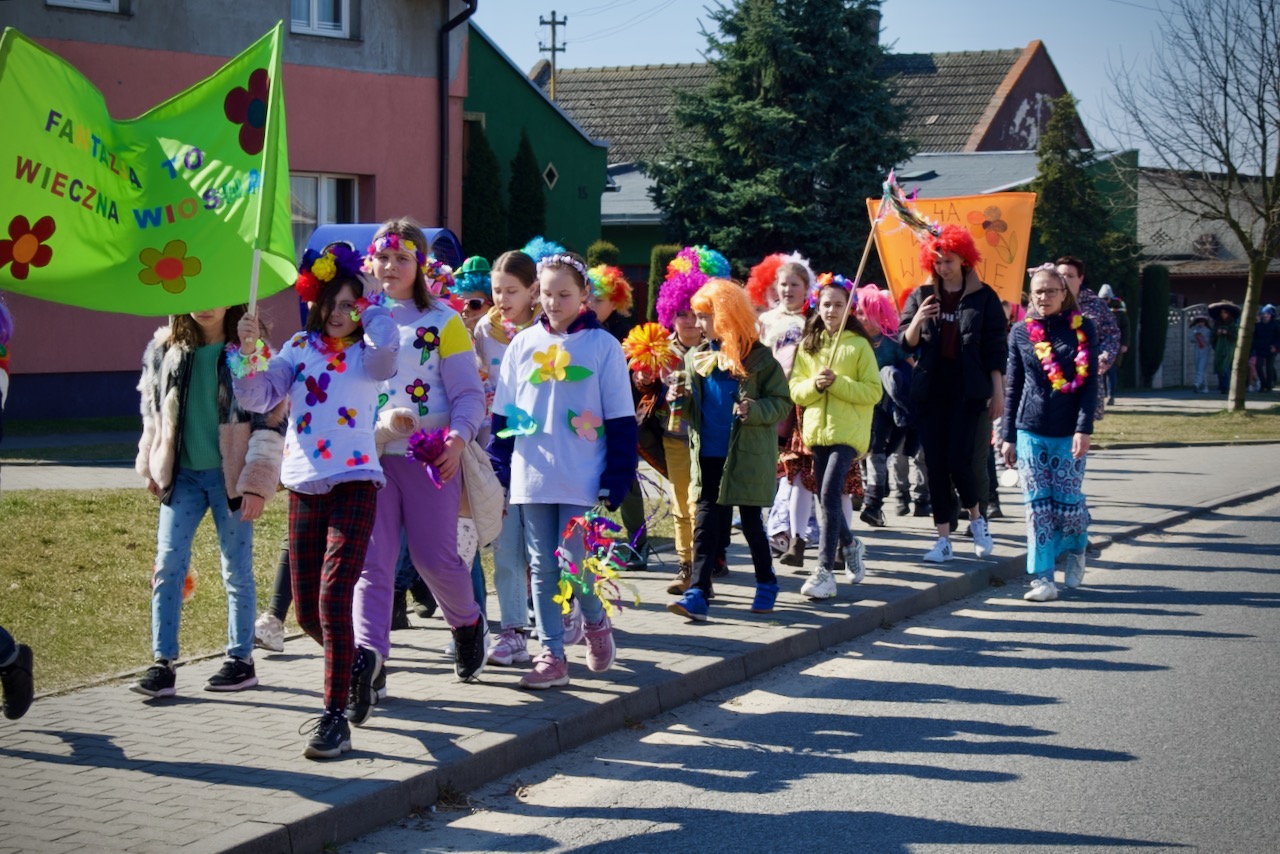 Pierwszy dzień wiosny Pierwszy dzień wiosny, przemarsz ulicami Bralina w kolorowych strojach