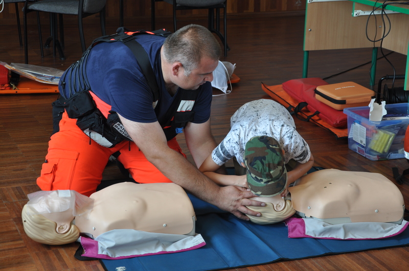 Obrazek przedstawia ćwiczenia z resuscytacji krążeniowo-oddechowej