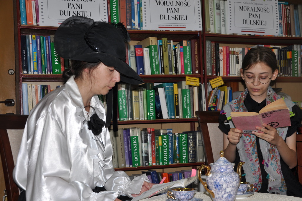 Obrazek przedstawia "Narodowe Czytanie" w&nbsp;Bibliotece Publicznej w&nbsp;Bralinie