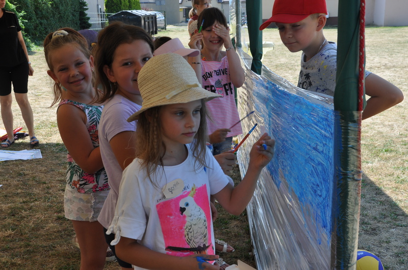 Obrazek przedstawia zajęcia plastyczno-sensoryczne