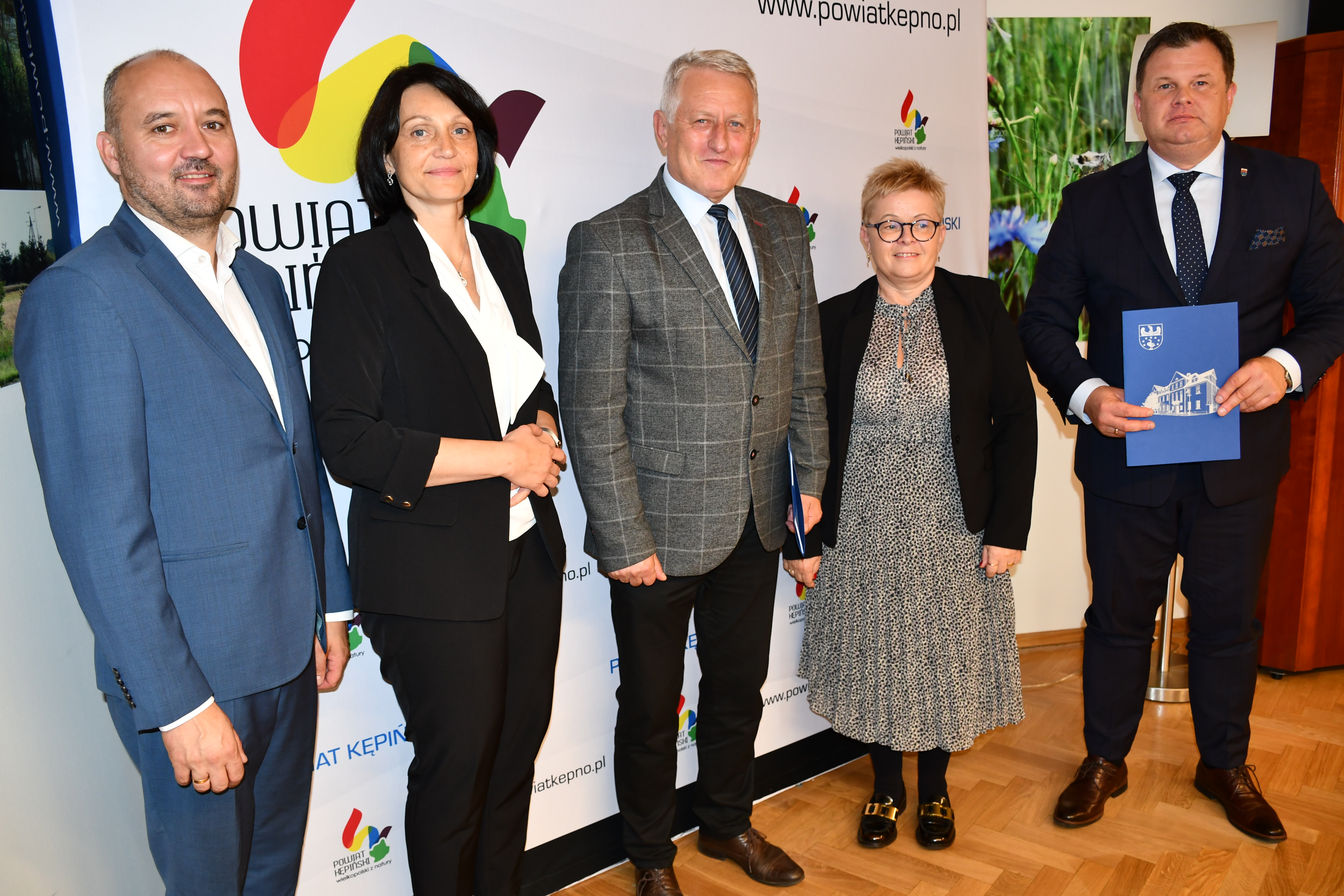 Obrazek przedstawia podpisanie umowy