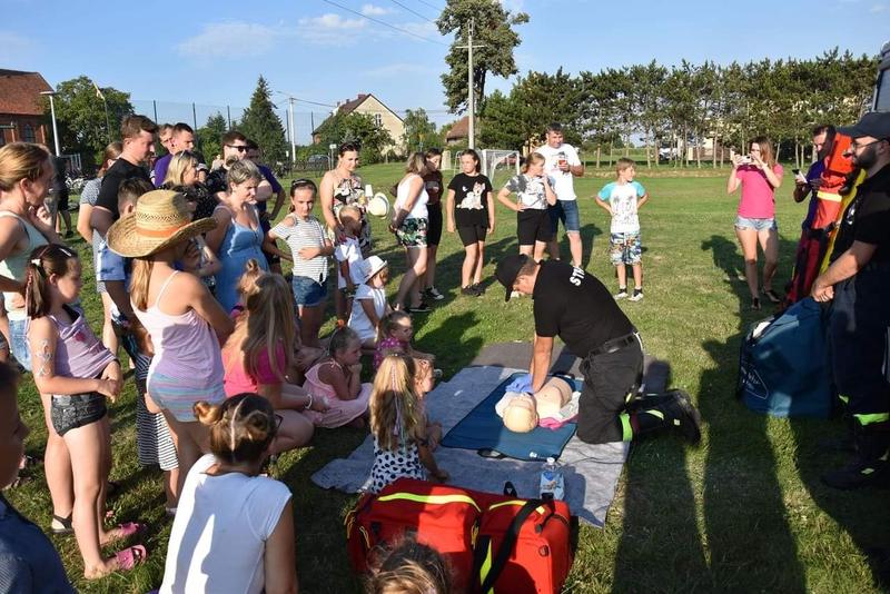 obrazek przedstawia pokaz pierwszej pomocy