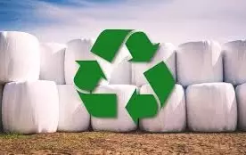 Białe worki foliowe i zielony znak recyklingu