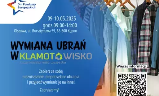 Plakat informujący o wymianie ubrań w klamotowisku, z prawej strony wiszą ciuchy na wieszkach