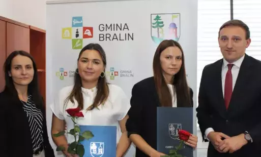 Trzy panie od lewej, z prawej strony mężczyzna w garniturze